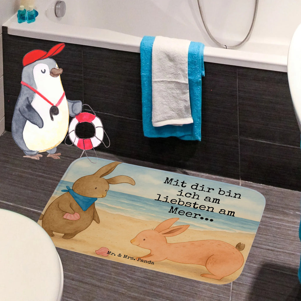 Badematte Hasen Muschel Design Badvorleger, Badezimmerteppich, Badematte, Badteppich, Duschvorleger, Badgarnitur, Badläufer, Badematten Set, Rutschfester Badvorleger, Weicher Badvorleger, Saugfähiger Badvorleger, Waschbarer Badvorleger, Badvorleger Baumwolle, Badvorleger Mikrofaser, Badvorleger Naturmaterial, Badvorleger Nachhaltig, Badvorleger Für Dusche, Badvorleger Für Badewanne, Badvorleger Für Gäste-WC, Badvorleger Klein, Badvorleger Groß, Rechteckiger Badvorleger, Runder Badvorleger, Badvorleger Modern, Badvorleger Klassisch, Badvorleger Vintage, Badvorleger Design, Badvorleger Gemustert, Badvorleger Weiß, Badvorleger Schwarz, Badvorleger Antirutsch, Badvorleger Teppich, Badezimmer Matte, Bad Fußmatte, Weiche Badezimmermatte, Badematte Rutschfest, Badmatte Waschbar, Teppich Fürs Bad, Familie, Vatertag, Muttertag, Bruder, Schwester, Mama, Papa, Oma, Opa, Hasen, beste Freundin, Freundin, Freundinnen, best friends, BFF, Muscheln sammeln, Muscheln, Meer