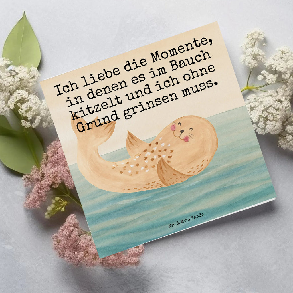 Deluxe Karte Robbe Liegen Design Karte, Grußkarte, Klappkarte, Einladungskarte, Glückwunschkarte, Hochzeitskarte, Geburtstagskarte, Hochwertige Grußkarte, Hochwertige Klappkarte, Tiermotive, Gute Laune, lustige Sprüche, Tiere, Robbe, Robben, Seehund, Strand, Meerestier, Ostsee, Nordsee, Lachen, Freude