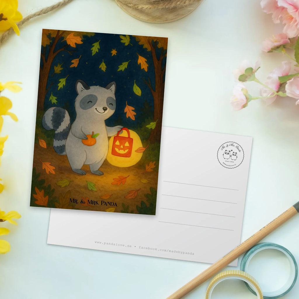 Postkarte Waschbär Laterne Design Postkarte, Karte, Geschenkkarte, Grußkarte, Einladung, Ansichtskarte, Geburtstagskarte, Einladungskarte, Dankeskarte, Ansichtskarten, Einladung Geburtstag, Einladungskarten Geburtstag, Halloween, Deko, Martinssingen, Dekoration, Geschenke, Schenken, Halloween Deko, Trick or Treat, Süßes sonst gibt's saures, Waschbär, Laterne, Herbst