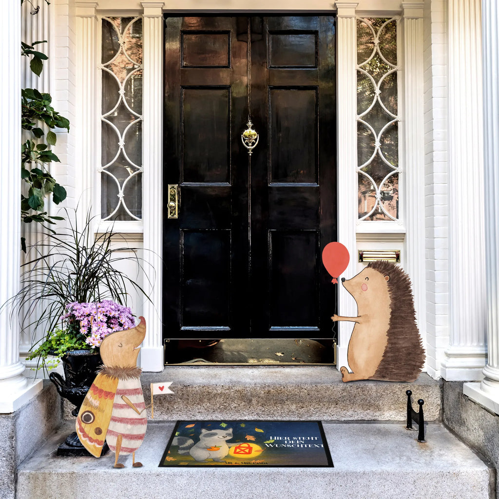 Personalisierte Fußmatte Waschbär Laterne Design Namensfussmatte, Fußmatte bedrucken, Wunschnamen, Personalisieruung, Türvorleger mit Namen, Türvorleger personalisiert, Bedrucken, Personalisiert, Haustürmatte personalisiert, Personalisierte Fußmatte, Fußmatte mit Namen, Halloween, Deko, Martinssingen, Dekoration, Geschenke, Schenken, Trick or Treat, Laterne, Halloween Deko, Waschbär, Süßes sonst gibt's saures, Herbst