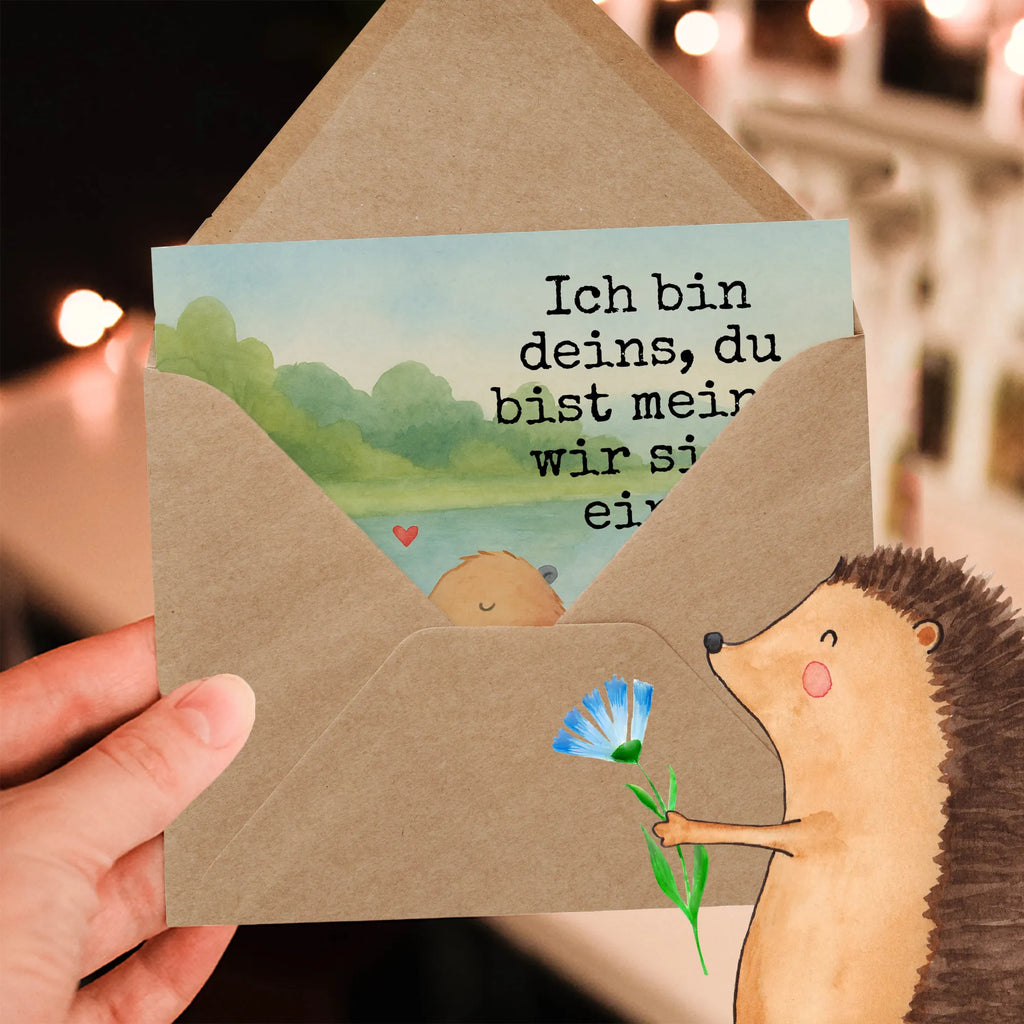 Karta Deluxe kapibara miłość Design Hochzeitskarte, Hochwertige Klappkarte, Hochwertige Grußkarte, Karte, Klappkarte, Einladungskarte, Grußkarte, Glückwunschkarte, Geburtstagskarte, Tiermotive, Gute Laune, lustige Sprüche, Tiere, Liebesspruch, Ehejubiläum, Liebe, Handgezeichnet, Geschenkidee, Beziehung, Valentinstag, Kuschel Capybaras, Liebesbeweis, Herzlich, Capybara, Ich bin deins, Du bist meins, verliebt, Jahrestag, Tierliebe, Romantisches Geschenk, Paar, Verschmolzen, Partnertiere