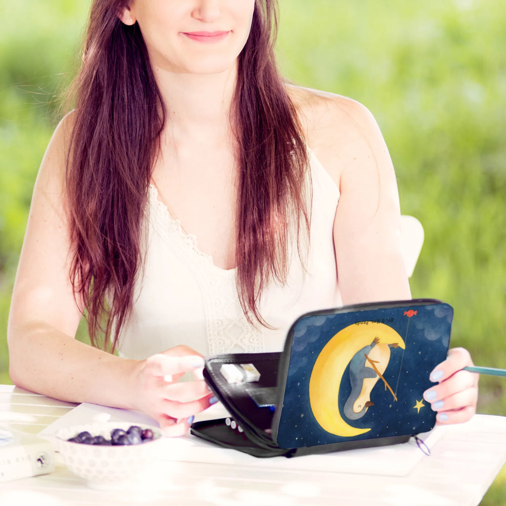 Leather folder Penguin moon Design Federmappe, Stiftetasche, Stifte Etui, Schule, Einschulung, Geschenk, Kind, Schüler, Schülerin, Stifterolle, Federmäppchen, Motiv, Grundschule, Federmäppchen bedruckt, Büro Stifte Etui, Bestückte Federmappe, Kinder Federmappe, Federmappe Einschulung, Pinguin, Pinguine, Spruch, schlafen, Nachtruhe, Einschlafen, Schlafzimmer, Schlafstörungen, Gästezimmer