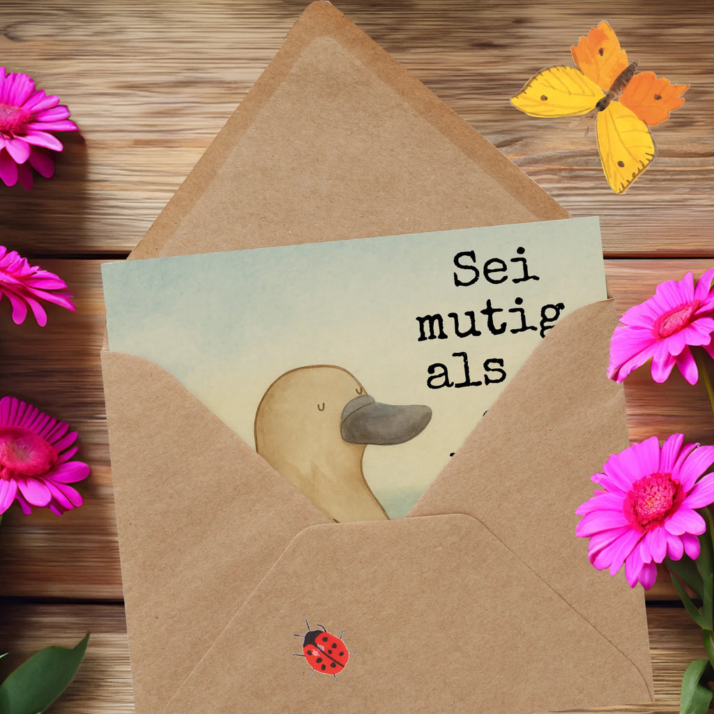 Deluxe Karte Schnabeltier Mut Design Karte, Grußkarte, Klappkarte, Einladungskarte, Glückwunschkarte, Hochzeitskarte, Geburtstagskarte, Hochwertige Grußkarte, Hochwertige Klappkarte, Meerestiere, Meer, Urlaub, Schnabeltier, Mut, mutig, Lebensweisheit, Schnabeltiere, Motivation, Training, Büro, Arbeit, Neuanfang, Neustart, Weltreise, Raodtrip