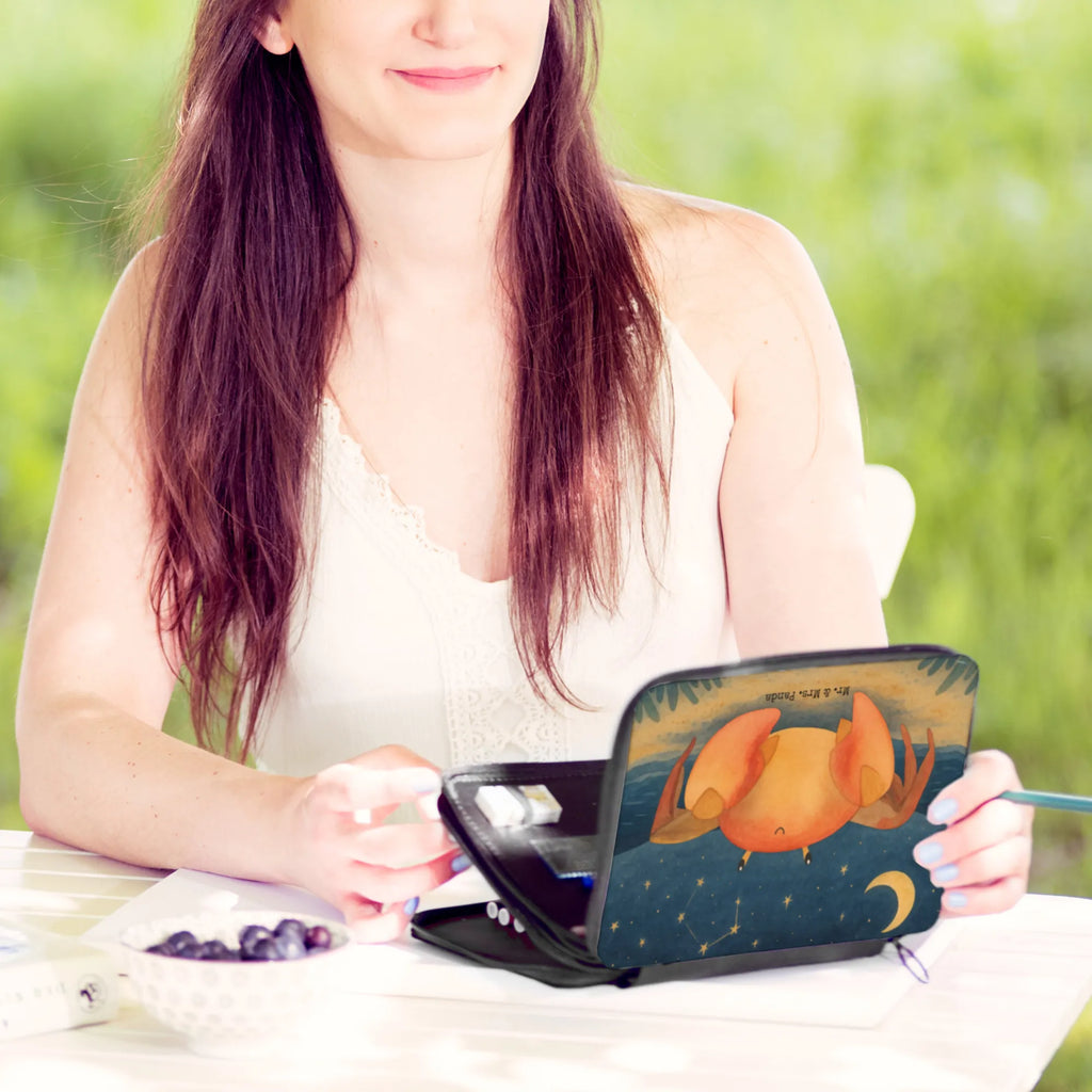 Federmappe Sternzeichen Krebs Design Federmäppchen bedruckt, Schüler, Grundschule, Geschenk, Federmappe Einschulung, Motiv, Schule, Einschulung, Kinder Federmappe, Schülerin, Stifte Etui, Bestückte Federmappe, Büro Stifte Etui, Stiftetasche, Federmäppchen, Federmappe, Kind, Stifterolle, Tierkreiszeichen, Sternzeichen, Horoskop, Astrologie, Aszendent, Krebs Sternzeichen, Krebs Geschenk, Geburtstag Juli, Geschenk Meer, Meerestier, Krabbe, Geschenk Juli, Krebse, Geschenk Juni, Geburtstag Juni