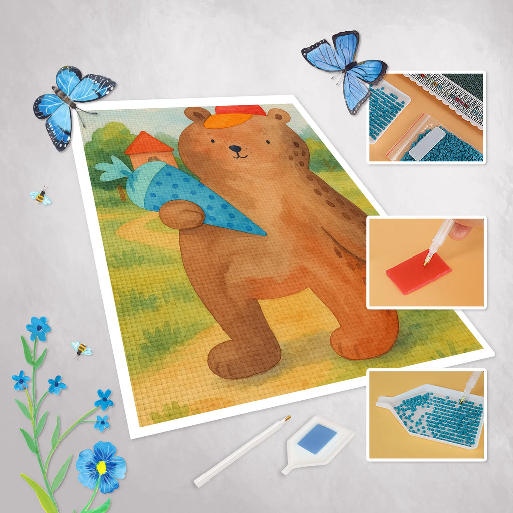 Obraz diamentowy Niedźwiedź Torebka szkolna Design Diamond Painting Kit, Diamant Stickerei, Rhinestone Painting, DIY Strass Bild, Diamond Art, Diamond Painting Muster, Diamond Painting Bohrer, Diamond Painting Zubehör, Diamant Mosaik, Diamond Painting Pinzette, Diamond Painting Landschaft, Diamond Painting Für Kinder, 5D Diamant Malerei, Diamond Painting Set, Diamond Painting Porträt, Diamond Painting Partial Drill, Diamond Painting Tray, Diamond Painting Blumen, Diamond Painting Werkzeuge, Diamond Painting Tiere, Diamond Painting Schablone, Diamond Painting Quadratbohrer, Diamond Painting Puzzle, Diamond Painting Klassisch, Diamond Painting, Diamond Painting Schlüsselanhänger, Diamond Painting Leinwand, Diamond Painting Tablett, Strass Malerei, Diamond Painting Profi Set, Diamond Painting Deko, Diamant Bild, Diamond Painting Rundbohrer, Diamant Malerei, DIY Diamond Painting, Diamond Painting Anfänger Set, Diamond Painting Motive, Diamond Painting Geschenkidee, Diamond Painting Modern, Kristallbild, Diamond Painting Für Erwachsene, Diamond Painting Full Drill, Bär, Teddy, Teddybär, Bär Motiv, Erster Schultag Geschenk, Grundschule, Schulbeginn, Einschulung Geschenk, Schultüte, Schule Geschenk, Schulanfang