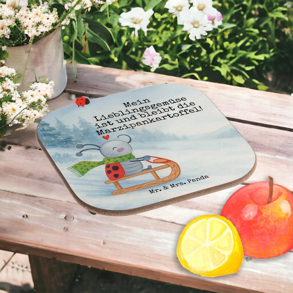 Untersetzer Smörle Rodeln Design Untersetzer Design, Korkuntersetzer, Glasuntersetzer, Getränkeuntersetzer, Untersetzer Holz, Tassen Untersetzer, Untersetzer Gläser, Bierdeckel, Holzuntersetzer, Untersetzer, Untersetzer für Gläser, Untersetzer aus Holz, Winter, Weihnachten, Weihnachtsdeko, Nikolaus, Advent, Heiligabend, Wintermotiv, Marzipan, Schlittenfahren, Smörle