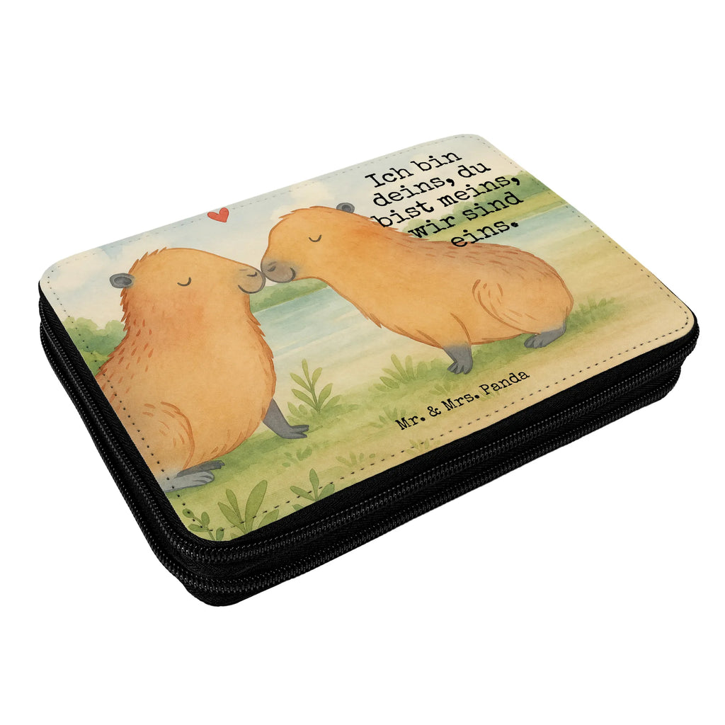 Leather folder Capybara love Design Schule, Stifterolle, Federmappe, Einschulung, Schüler, Federmäppchen, Stiftetasche, Geschenk, Stifte Etui, Federmappe Einschulung, Grundschule, Bestückte Federmappe, Büro Stifte Etui, Motiv, Kinder Federmappe, Schülerin, Federmäppchen bedruckt, Kind, Tiermotive, Gute Laune, lustige Sprüche, Tiere, Jahrestag, Handgezeichnet, Kuschel Capybaras, verliebt, Capybara, Valentinstag, Beziehung, Partnertiere, Liebe, Tierliebe, Paar, Liebesbeweis, Du bist meins, Geschenkidee, Herzlich, Ich bin deins, Ehejubiläum, Verschmolzen, Liebesspruch, Romantisches Geschenk