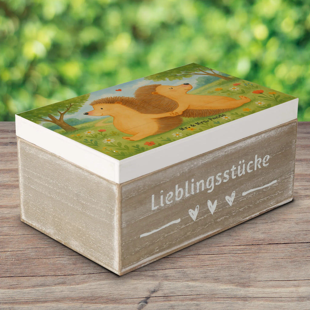 Holzkiste Igel händchenhaltend Design Schatzkiste, Geschenkdose, Geschenkbox, Schatulle, Aufbewahrungsbox, Dekokiste, XXL, Truhe, Kiste, Erinnerungskiste, Holzkiste, Erinnerungsbox, Liebe, Partner, Freund, Freundin, Ehemann, Ehefrau, Heiraten, Verlobung, Heiratsantrag, Liebesgeschenk, Jahrestag, Hocheitstag, Love, Liebesbeweis, Igel, Lieblingsmensch, Gemeinsamkeit, Liebesbotschaft, Hand in Hand, große Liebe, Geschenk für zwei, Hochzeit, Igelliebe