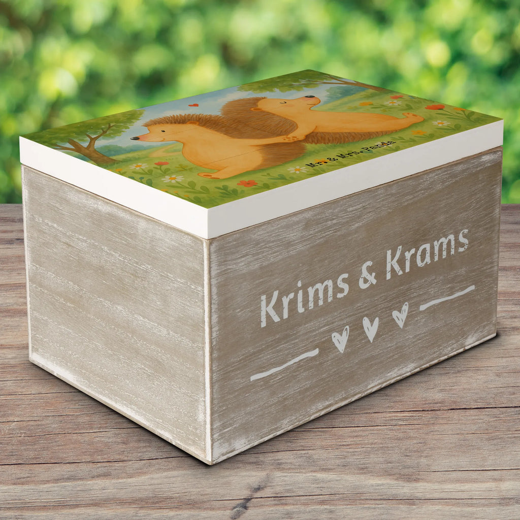 Holzkiste Igel händchenhaltend Design Schatzkiste, Geschenkdose, Geschenkbox, Schatulle, Aufbewahrungsbox, Dekokiste, XXL, Truhe, Kiste, Erinnerungskiste, Holzkiste, Erinnerungsbox, Liebe, Partner, Freund, Freundin, Ehemann, Ehefrau, Heiraten, Verlobung, Heiratsantrag, Liebesgeschenk, Jahrestag, Hocheitstag, Love, Liebesbeweis, Igel, Lieblingsmensch, Gemeinsamkeit, Liebesbotschaft, Hand in Hand, große Liebe, Geschenk für zwei, Hochzeit, Igelliebe