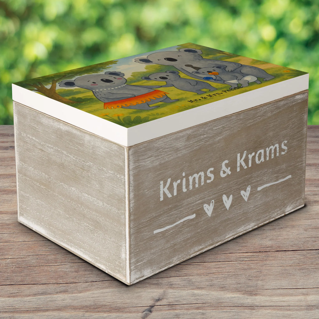 Wooden chest Koala Family Design Aufbewahrungsbox, Truhe, Kiste, Erinnerungskiste, XXL, Geschenkdose, Erinnerungsbox, Schatzkiste, Geschenkbox, Dekokiste, Holzkiste, Schatulle, Familie, Vatertag, Muttertag, Bruder, Schwester, Mama, Papa, Oma, Opa, Kinder, Familienleben, Koalas, Geschwister, Koala, Family