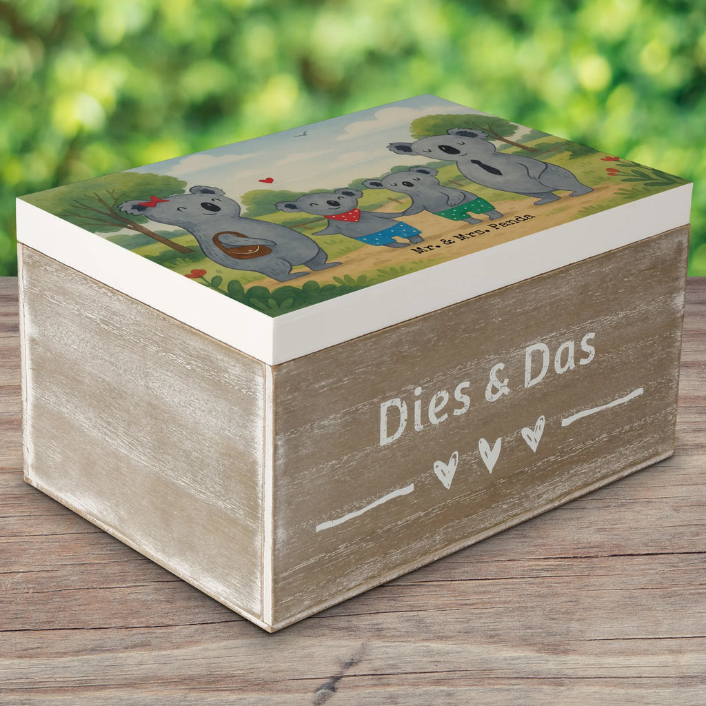 Skrzynia drewniana Rodzina koali dwa Design Schatzkiste, Erinnerungskiste, Erinnerungsbox, Geschenkdose, Kiste, Holzkiste, XXL, Schatulle, Dekokiste, Aufbewahrungsbox, Geschenkbox, Truhe, Familie, Vatertag, Muttertag, Bruder, Schwester, Mama, Papa, Oma, Opa, Koalabär, Koala, beste Familie, Lieblingsfamilie, Familienzeit, Familienleben, Koalafamilie
