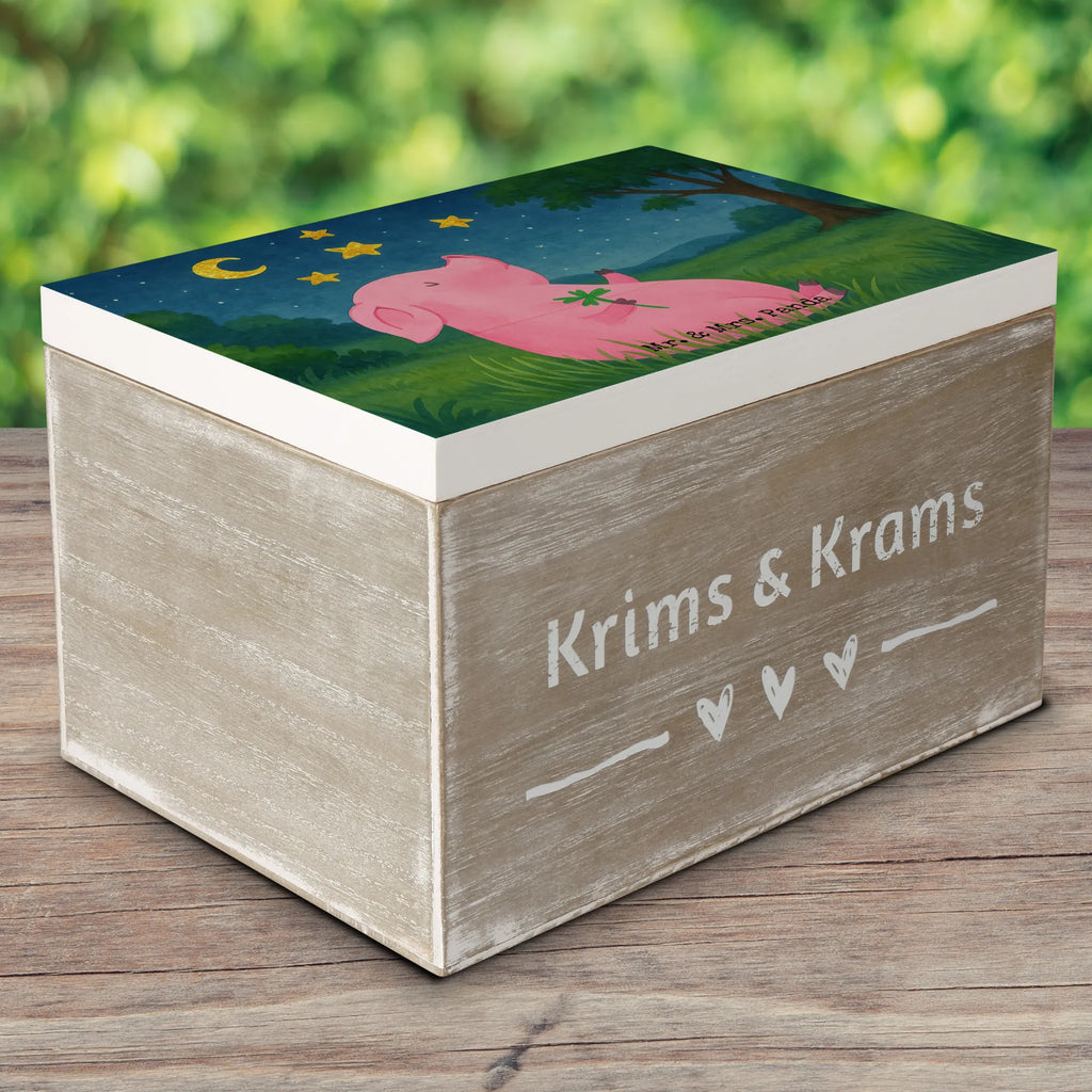 Holzkiste Schwein Glück Design Erinnerungsbox, Holzkiste, Schatzkiste, Schatulle, Geschenkbox, Kiste, Dekokiste, Truhe, Geschenkdose, Erinnerungskiste, Aufbewahrungsbox, XXL, Tiermotive, Gute Laune, lustige Sprüche, Tiere, Motivation, Schwein, Glücksschwein. Glück, Glücksbringer, Schweinchen, Sterne, Ziele, Träume, Sernchen