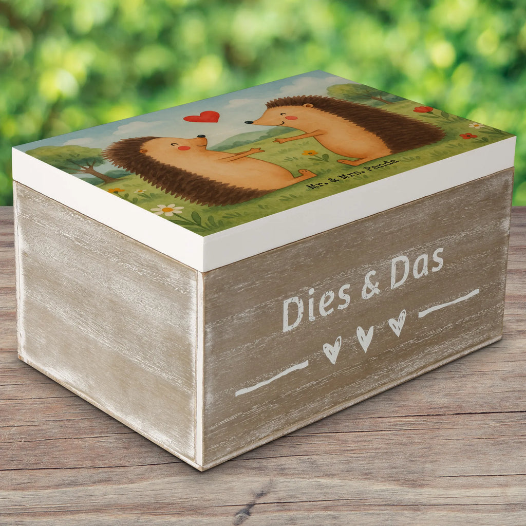 Holzkiste Igel Liebe Design Schatulle, Geschenkbox, Geschenkdose, Holzkiste, Erinnerungskiste, Kiste, Schatzkiste, Aufbewahrungsbox, Truhe, XXL, Dekokiste, Erinnerungsbox, Liebe, Partner, Freund, Freundin, Ehemann, Ehefrau, Heiraten, Verlobung, Heiratsantrag, Liebesgeschenk, Jahrestag, Hocheitstag, Hochzeit, Verheiratet, Hochzeitstag, Verliebt, Igel, Verlobt, Geschenk, Liebesbeweis