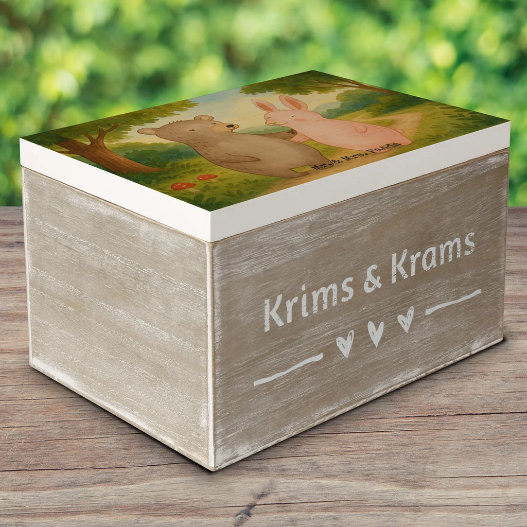 Holzkiste Bär und Hase Umarmen Design erinnerungsbox hochzeit, Holzkiste, Truhe, holz aufbewahrungsbox, Aufbewahrungsbox, erinnerungsbox baby, aufbewahrungsbox holz, Erinnerungskiste, schmuckkästchen, Erinnerungsbox, dekorative holzkiste, Schatulle, holzbox, ordnungsbox, Schatzkiste, holzbox mit deckel, box aus holz, Dekokiste, holzboxen, deko box, holztruhe, aufbewahrungsbox aus holz, holzkisten, Kiste, Geschenkbox, aufbewahrungskiste, holzkiste mit deckel, Freundin, Ehefrau, Freund, Jahrestag, Ehemann, Partner, Liebesgeschenk, Verlobung, Heiratsantrag, Heiraten, Hocheitstag, Liebe, Bär, Hase, Bärchen, best friends, Freunde, bester Freund