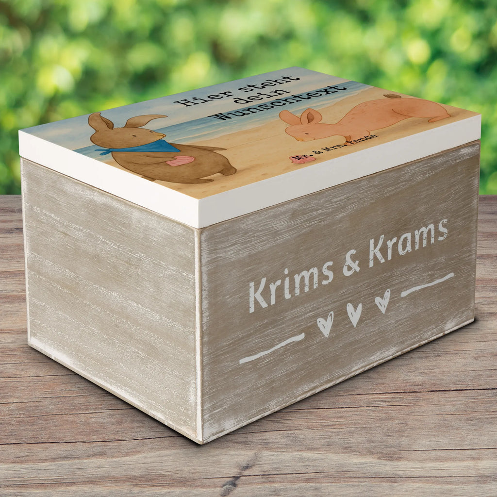 Personalised wooden chest Bunnies with seashell Design Truhe mit Namen, GEschenkdose personalisiert, Dekokiste Personalisiert, Dekokiste mit Namen, Truhe Personalisiert, Holzkiste mit Namen, Holzkiste Personalisiert, Erinnerungskiste Personalisiert, Aufbewahrungsbox mit Namen, Kiste Personalisiert, Erinnerungskiste, Schatzkiste Personalisiert, Schatulle mit Namen, Geschenkbox personalisiert, mit Namen, Aufbewahrungsbox Personalisiert, Schatzkiste mit Namen, Kiste mit Namen, Erinnerungsbox mit Namen, Schatulle Personalisiert, Erinnerungsbox Personalisiert, Familie, Vatertag, Muttertag, Bruder, Schwester, Mama, Papa, Oma, Opa, best friends, Freundin, Freundinnen, Meer, Muscheln, Hasen, beste Freundin, BFF, Muscheln sammeln
