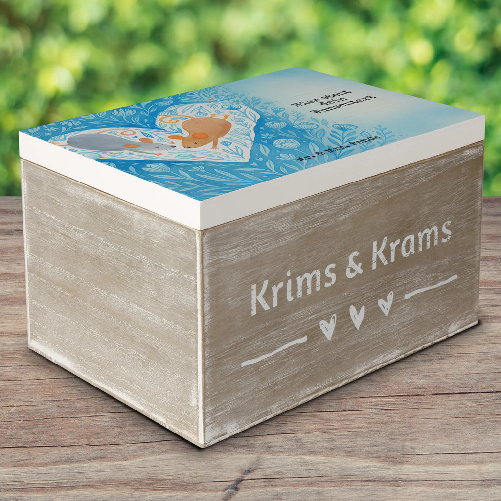 Personalisierte Holzkiste Mäuse Herz Design Erinnerungsbox Personalisiert, Aufbewahrungsbox Personalisiert, Erinnerungskiste, Kiste Personalisiert, Schatulle Personalisiert, Schatulle mit Namen, Kiste mit Namen, Truhe Personalisiert, GEschenkdose personalisiert, Schatzkiste Personalisiert, Schatzkiste mit Namen, Dekokiste mit Namen, Erinnerungsbox mit Namen, Dekokiste Personalisiert, Geschenkbox personalisiert, Erinnerungskiste Personalisiert, Truhe mit Namen, Holzkiste mit Namen, Holzkiste Personalisiert, mit Namen, Aufbewahrungsbox mit Namen, Liebe, Partner, Freund, Freundin, Ehemann, Ehefrau, Heiraten, Verlobung, Heiratsantrag, Liebesgeschenk, Jahrestag, Hocheitstag, Love, Hochzeit, Geschenk für zwei, Lieblingsmensch, Gemeinsamkeit, Liebesbotschaft, Maus, Mäuse, Liebesbeweis