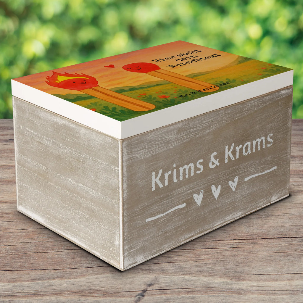 Personalisierte Holzkiste Streichhölzer Design Schatulle mit Namen, Erinnerungsbox Personalisiert, Erinnerungsbox mit Namen, Erinnerungskiste Personalisiert, Dekokiste mit Namen, Truhe mit Namen, Holzkiste mit Namen, Geschenkbox personalisiert, Schatzkiste mit Namen, Schatulle Personalisiert, Aufbewahrungsbox mit Namen, Holzkiste Personalisiert, Truhe Personalisiert, mit Namen, Erinnerungskiste, Dekokiste Personalisiert, Kiste mit Namen, Aufbewahrungsbox Personalisiert, Schatzkiste Personalisiert, GEschenkdose personalisiert, Kiste Personalisiert, Liebe, Partner, Freund, Freundin, Ehemann, Ehefrau, Heiraten, Verlobung, Heiratsantrag, Liebesgeschenk, Jahrestag, Hocheitstag, Streichhölzer