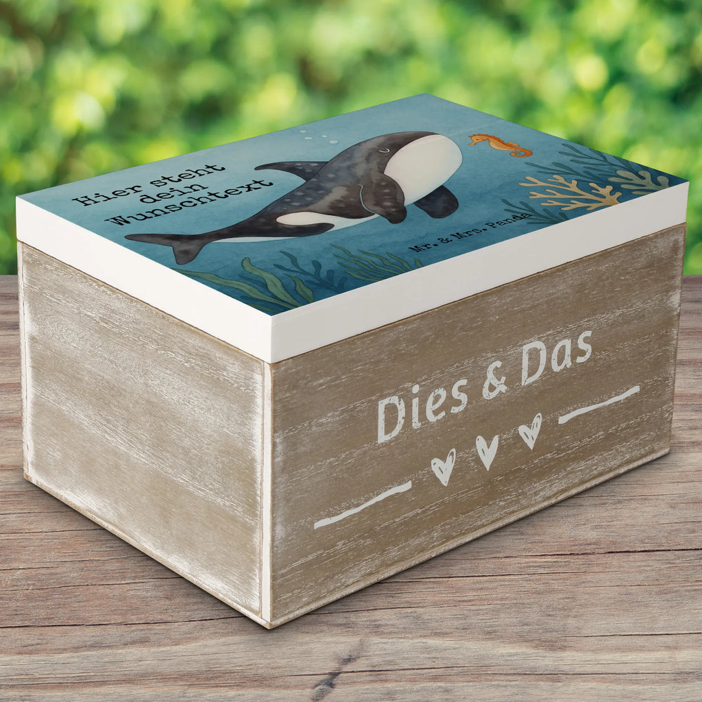 Personalised wooden chest Orca Design Truhe mit Namen, mit Namen, Dekokiste Personalisiert, Truhe Personalisiert, Erinnerungskiste, Erinnerungsbox Personalisiert, Dekokiste mit Namen, Schatzkiste Personalisiert, Holzkiste Personalisiert, Erinnerungskiste Personalisiert, Kiste mit Namen, Schatulle Personalisiert, Aufbewahrungsbox Personalisiert, Schatulle mit Namen, Geschenkbox personalisiert, GEschenkdose personalisiert, Aufbewahrungsbox mit Namen, Schatzkiste mit Namen, Holzkiste mit Namen, Erinnerungsbox mit Namen, Kiste Personalisiert, Meerestiere, Meer, Urlaub, Möglichkeiten, Wal, Startup, Selbstliebe, Motivation, Neustart, Arbeit, Orcas, Orca, Killerwal, Büro