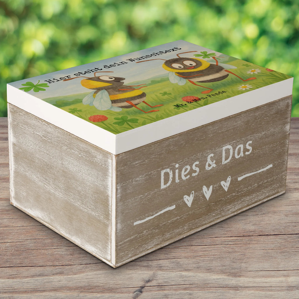 Personalisierte Holzkiste Hummeln Kleeblatt Design Schatzkiste Personalisiert, Schatulle Personalisiert, Dekokiste Personalisiert, Aufbewahrungsbox Personalisiert, Holzkiste mit Namen, Erinnerungsbox Personalisiert, mit Namen, Erinnerungsbox mit Namen, Erinnerungskiste Personalisiert, Holzkiste Personalisiert, Dekokiste mit Namen, Geschenkbox personalisiert, Erinnerungskiste, GEschenkdose personalisiert, Truhe Personalisiert, Schatzkiste mit Namen, Truhe mit Namen, Kiste mit Namen, Kiste Personalisiert, Aufbewahrungsbox mit Namen, Schatulle mit Namen, Tiermotive, Gute Laune, lustige Sprüche, Tiere, Spruch positiv, Spruch fröhlich, glücklich sein, Spruch schön, Hummel, glücklich werden, Biene Deko, Biene