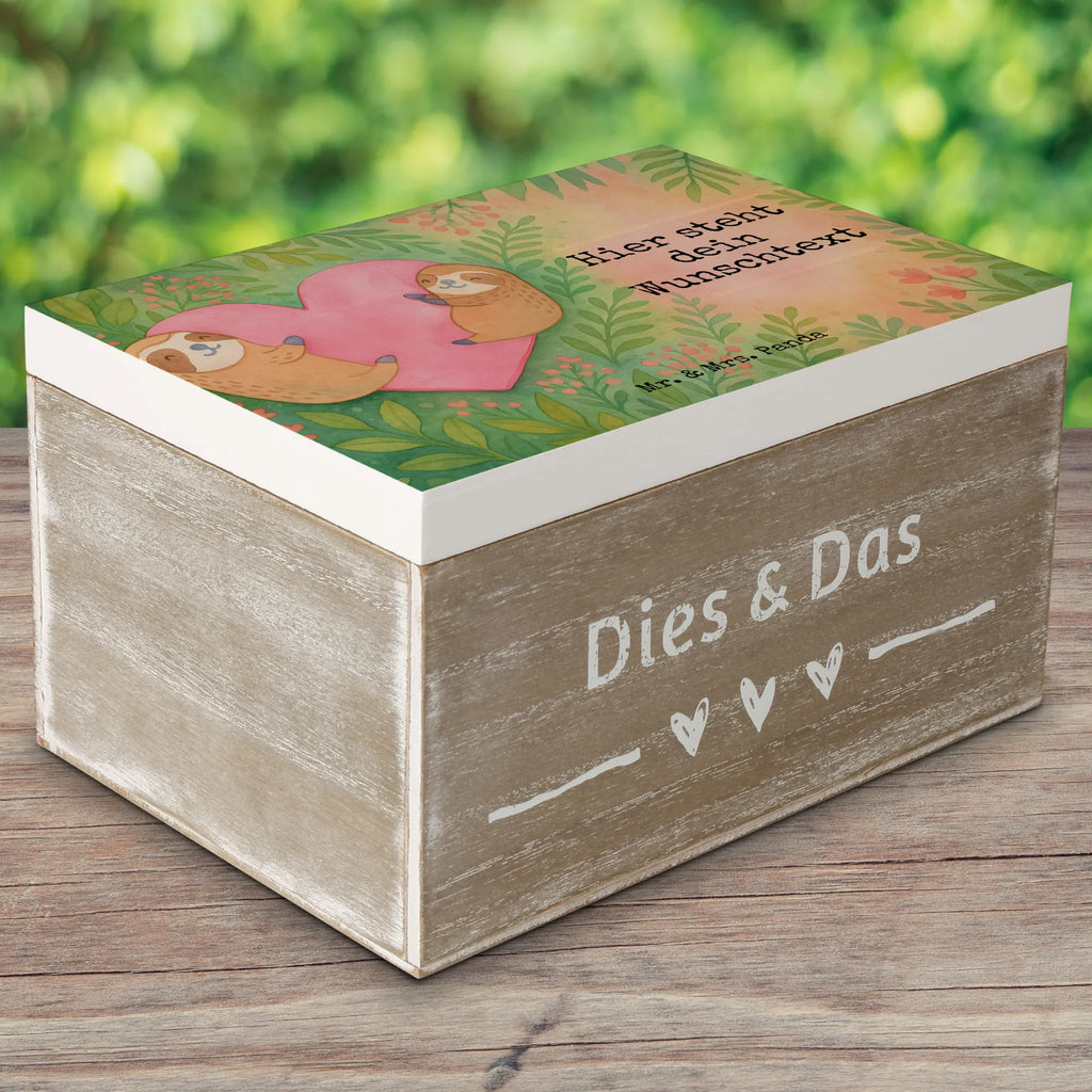 Personalisierte Holzkiste Faultiere Herz Design Holzkiste mit Namen, Aufbewahrungsbox mit Namen, Erinnerungskiste, Schatulle mit Namen, Schatzkiste Personalisiert, GEschenkdose personalisiert, Kiste mit Namen, Erinnerungsbox Personalisiert, Holzkiste Personalisiert, Dekokiste mit Namen, Schatulle Personalisiert, mit Namen, Truhe Personalisiert, Erinnerungsbox mit Namen, Truhe mit Namen, Schatzkiste mit Namen, Kiste Personalisiert, Erinnerungskiste Personalisiert, Aufbewahrungsbox Personalisiert, Dekokiste Personalisiert, Geschenkbox personalisiert, Liebe, Partner, Freund, Freundin, Ehemann, Ehefrau, Heiraten, Verlobung, Heiratsantrag, Liebesgeschenk, Jahrestag, Hocheitstag, Valentinstag, Hochzeitstag, Geschenk für Partner, Geschenk für Freundin, Geschenk für Frauen, Mitbringsel, für Ehemann, Liebesbeweis, für Männer