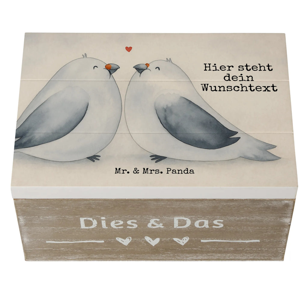 Personalisierte Holzkiste Tauben Liebe Design Geschenkbox personalisiert, Schatulle Personalisiert, Dekokiste Personalisiert, GEschenkdose personalisiert, Aufbewahrungsbox Personalisiert, Aufbewahrungsbox mit Namen, Schatzkiste mit Namen, Erinnerungsbox mit Namen, Erinnerungskiste, Truhe mit Namen, Holzkiste Personalisiert, Kiste Personalisiert, Erinnerungsbox Personalisiert, Erinnerungskiste Personalisiert, Schatzkiste Personalisiert, Truhe Personalisiert, mit Namen, Holzkiste mit Namen, Kiste mit Namen, Schatulle mit Namen, Dekokiste mit Namen, Hochzeit, Hochzeitsgeschenk, Ehe, Hochzeitsfeier, Trauung, Trauungsgeschenk, Hochzeitskarte, Verlobungsfeier, Verlobungsgeschenk, Hochzeitsgeschenkideen, Hochzeitsgeschenke für Brautpaar, Liebe, Turteltauben, Paargeschenk, Paar, Freundin, Freund, Turteltaube, Taube, Tauben