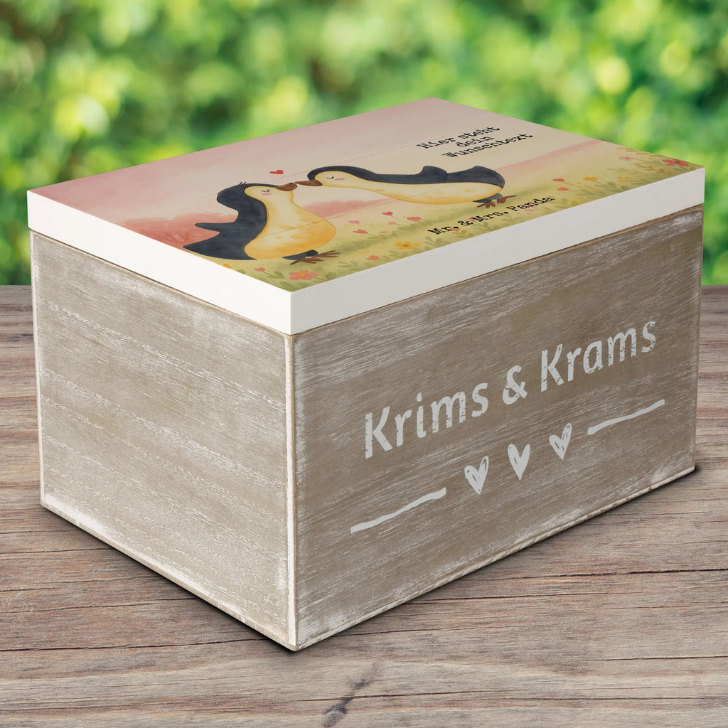 Personalisierte Holzkiste Pinguine Kuss Design Erinnerungsbox Personalisiert, mit Namen, Aufbewahrungsbox mit Namen, Schatzkiste mit Namen, Erinnerungsbox mit Namen, Schatulle Personalisiert, Dekokiste Personalisiert, GEschenkdose personalisiert, Holzkiste mit Namen, Erinnerungskiste, Geschenkbox personalisiert, Kiste Personalisiert, Schatzkiste Personalisiert, Dekokiste mit Namen, Erinnerungskiste Personalisiert, Truhe mit Namen, Truhe Personalisiert, Aufbewahrungsbox Personalisiert, Schatulle mit Namen, Holzkiste Personalisiert, Kiste mit Namen, Liebe, Partner, Freund, Freundin, Ehemann, Ehefrau, Heiraten, Verlobung, Heiratsantrag, Liebesgeschenk, Jahrestag, Hocheitstag, Valentinstag, Geschenk für Partner, Hochzeitstag, für Männer, für Ehemann, Geschenk für Freundin, Liebesbeweis, Mitbringsel, Geschenk für Frauen
