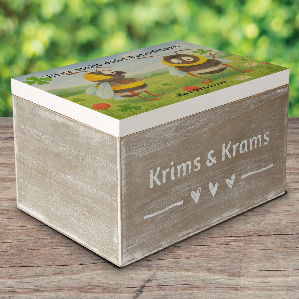 Personalisierte Holzkiste Hummeln Kleeblatt Design Schatzkiste Personalisiert, Schatulle Personalisiert, Dekokiste Personalisiert, Aufbewahrungsbox Personalisiert, Holzkiste mit Namen, Erinnerungsbox Personalisiert, mit Namen, Erinnerungsbox mit Namen, Erinnerungskiste Personalisiert, Holzkiste Personalisiert, Dekokiste mit Namen, Geschenkbox personalisiert, Erinnerungskiste, GEschenkdose personalisiert, Truhe Personalisiert, Schatzkiste mit Namen, Truhe mit Namen, Kiste mit Namen, Kiste Personalisiert, Aufbewahrungsbox mit Namen, Schatulle mit Namen, Tiermotive, Gute Laune, lustige Sprüche, Tiere, Spruch positiv, Spruch fröhlich, glücklich sein, Spruch schön, Hummel, glücklich werden, Biene Deko, Biene