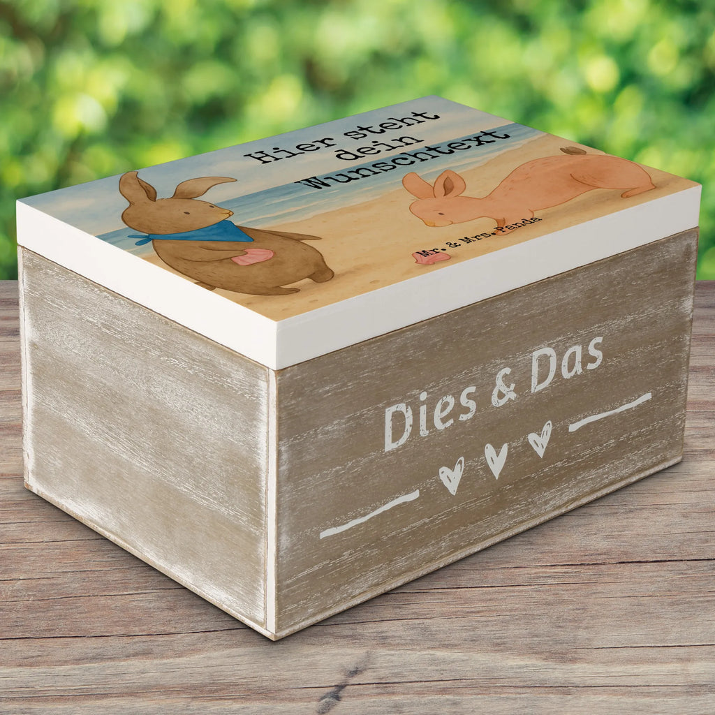 Personalised wooden chest Bunnies with seashell Design Truhe mit Namen, GEschenkdose personalisiert, Dekokiste Personalisiert, Dekokiste mit Namen, Truhe Personalisiert, Holzkiste mit Namen, Holzkiste Personalisiert, Erinnerungskiste Personalisiert, Aufbewahrungsbox mit Namen, Kiste Personalisiert, Erinnerungskiste, Schatzkiste Personalisiert, Schatulle mit Namen, Geschenkbox personalisiert, mit Namen, Aufbewahrungsbox Personalisiert, Schatzkiste mit Namen, Kiste mit Namen, Erinnerungsbox mit Namen, Schatulle Personalisiert, Erinnerungsbox Personalisiert, Familie, Vatertag, Muttertag, Bruder, Schwester, Mama, Papa, Oma, Opa, best friends, Freundin, Freundinnen, Meer, Muscheln, Hasen, beste Freundin, BFF, Muscheln sammeln