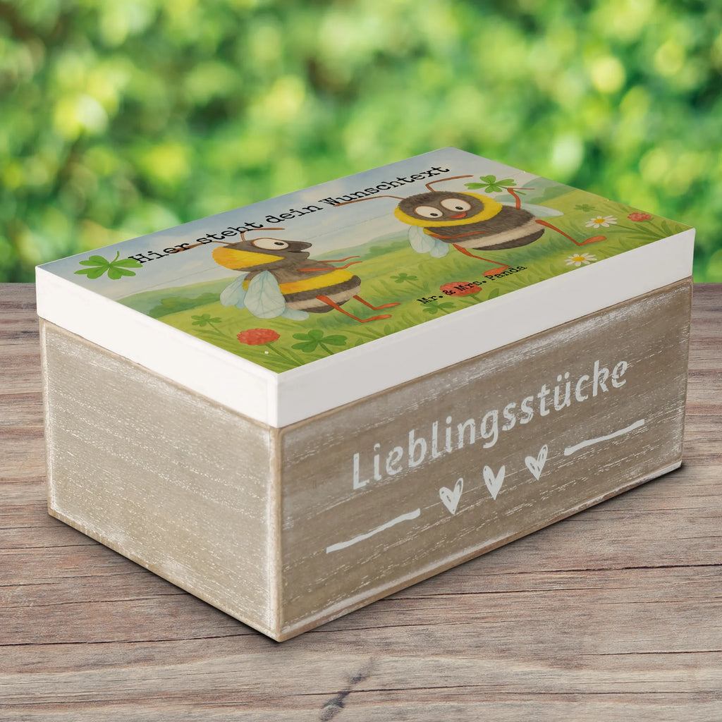 Personalisierte Holzkiste Hummeln Kleeblatt Design Schatzkiste Personalisiert, Schatulle Personalisiert, Dekokiste Personalisiert, Aufbewahrungsbox Personalisiert, Holzkiste mit Namen, Erinnerungsbox Personalisiert, mit Namen, Erinnerungsbox mit Namen, Erinnerungskiste Personalisiert, Holzkiste Personalisiert, Dekokiste mit Namen, Geschenkbox personalisiert, Erinnerungskiste, GEschenkdose personalisiert, Truhe Personalisiert, Schatzkiste mit Namen, Truhe mit Namen, Kiste mit Namen, Kiste Personalisiert, Aufbewahrungsbox mit Namen, Schatulle mit Namen, Tiermotive, Gute Laune, lustige Sprüche, Tiere, Spruch positiv, Spruch fröhlich, glücklich sein, Spruch schön, Hummel, glücklich werden, Biene Deko, Biene