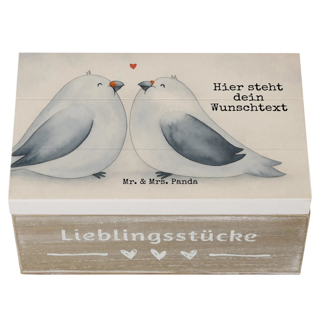 Personalisierte Holzkiste Tauben Liebe Design Geschenkbox personalisiert, Schatulle Personalisiert, Dekokiste Personalisiert, GEschenkdose personalisiert, Aufbewahrungsbox Personalisiert, Aufbewahrungsbox mit Namen, Schatzkiste mit Namen, Erinnerungsbox mit Namen, Erinnerungskiste, Truhe mit Namen, Holzkiste Personalisiert, Kiste Personalisiert, Erinnerungsbox Personalisiert, Erinnerungskiste Personalisiert, Schatzkiste Personalisiert, Truhe Personalisiert, mit Namen, Holzkiste mit Namen, Kiste mit Namen, Schatulle mit Namen, Dekokiste mit Namen, Hochzeit, Hochzeitsgeschenk, Ehe, Hochzeitsfeier, Trauung, Trauungsgeschenk, Hochzeitskarte, Verlobungsfeier, Verlobungsgeschenk, Hochzeitsgeschenkideen, Hochzeitsgeschenke für Brautpaar, Liebe, Turteltauben, Paargeschenk, Paar, Freundin, Freund, Turteltaube, Taube, Tauben