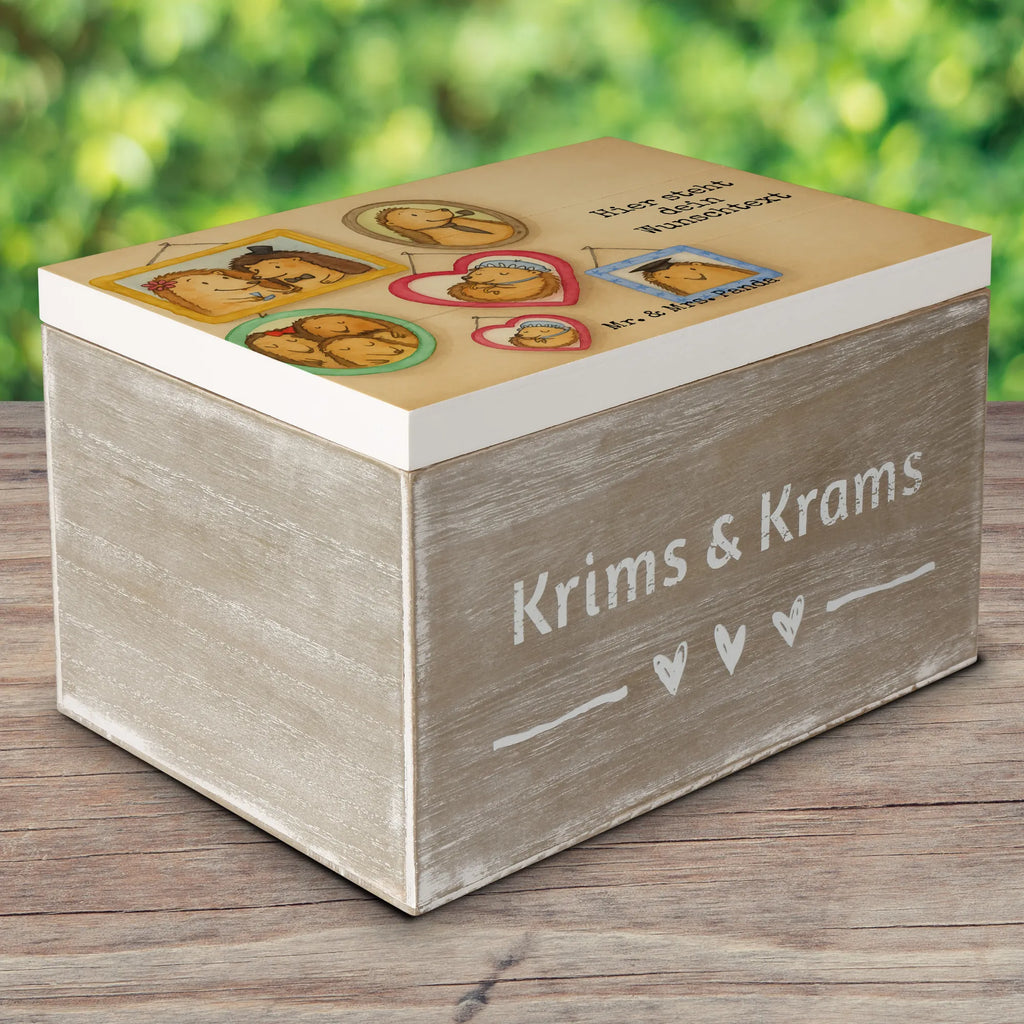 Personalizowane drewniane pudełko Rodzina jeży Design Aufbewahrungsbox mit Namen, Erinnerungskiste Personalisiert, Schatulle mit Namen, Holzkiste mit Namen, Erinnerungsbox Personalisiert, Dekokiste mit Namen, Schatzkiste mit Namen, Kiste Personalisiert, Truhe Personalisiert, mit Namen, Aufbewahrungsbox Personalisiert, GEschenkdose personalisiert, Schatzkiste Personalisiert, Erinnerungsbox mit Namen, Erinnerungskiste, Holzkiste Personalisiert, Geschenkbox personalisiert, Kiste mit Namen, Truhe mit Namen, Schatulle Personalisiert, Dekokiste Personalisiert, Familie, Vatertag, Muttertag, Bruder, Schwester, Mama, Papa, Oma, Opa, Igel, Zusammenhalt, Bilder, Glück, Liebe
