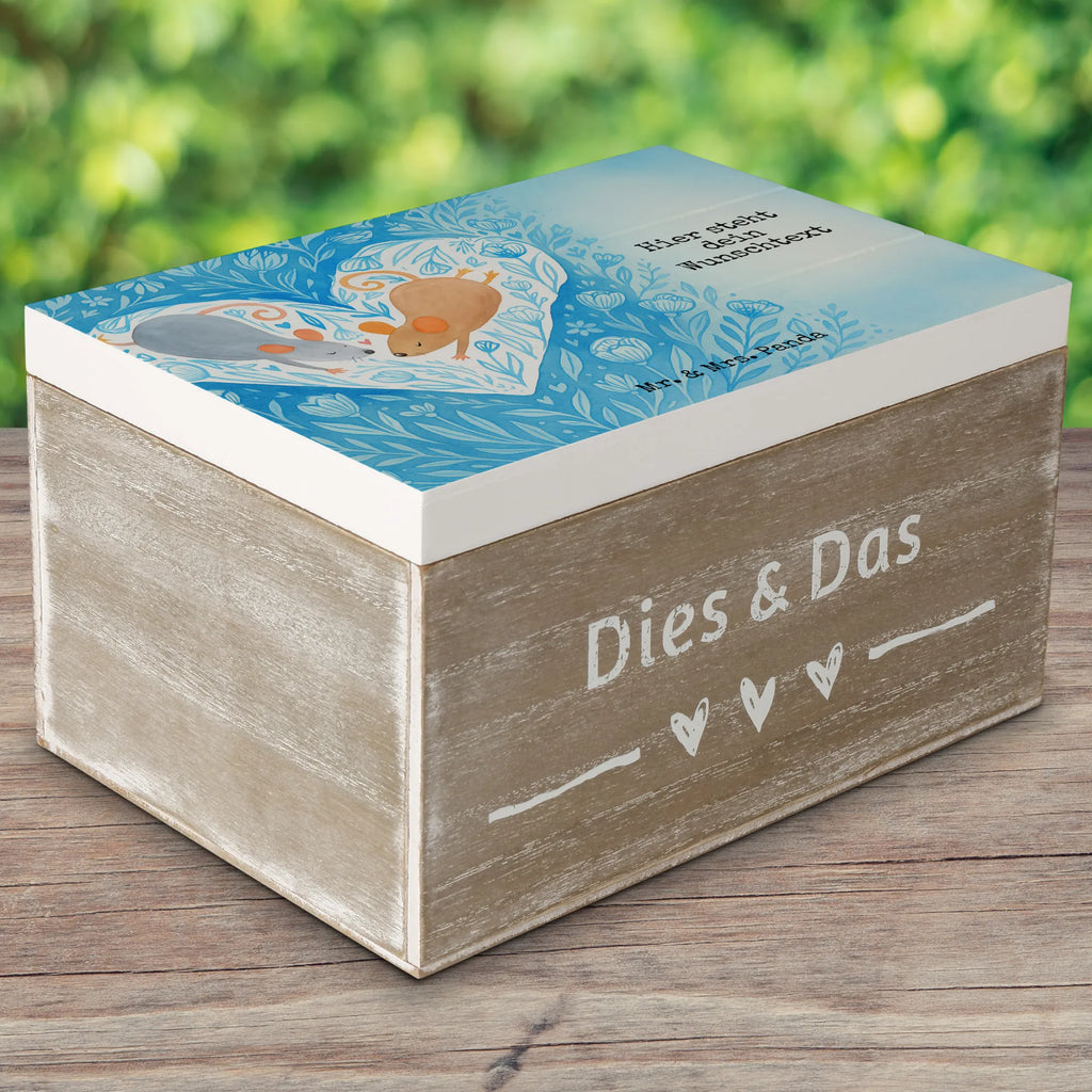 Personalisierte Holzkiste Mäuse Herz Design Erinnerungsbox Personalisiert, Aufbewahrungsbox Personalisiert, Erinnerungskiste, Kiste Personalisiert, Schatulle Personalisiert, Schatulle mit Namen, Kiste mit Namen, Truhe Personalisiert, GEschenkdose personalisiert, Schatzkiste Personalisiert, Schatzkiste mit Namen, Dekokiste mit Namen, Erinnerungsbox mit Namen, Dekokiste Personalisiert, Geschenkbox personalisiert, Erinnerungskiste Personalisiert, Truhe mit Namen, Holzkiste mit Namen, Holzkiste Personalisiert, mit Namen, Aufbewahrungsbox mit Namen, Liebe, Partner, Freund, Freundin, Ehemann, Ehefrau, Heiraten, Verlobung, Heiratsantrag, Liebesgeschenk, Jahrestag, Hocheitstag, Love, Hochzeit, Geschenk für zwei, Lieblingsmensch, Gemeinsamkeit, Liebesbotschaft, Maus, Mäuse, Liebesbeweis