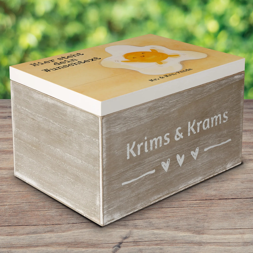 Personalisierte Holzkiste Spiegelei Ei Design mit Namen, Schatulle mit Namen, Schatzkiste mit Namen, GEschenkdose personalisiert, Truhe mit Namen, Truhe Personalisiert, Dekokiste mit Namen, Kiste Personalisiert, Holzkiste mit Namen, Kiste mit Namen, Geschenkbox personalisiert, Holzkiste Personalisiert, Erinnerungskiste, Schatulle Personalisiert, Schatzkiste Personalisiert, Aufbewahrungsbox Personalisiert, Erinnerungsbox mit Namen, Aufbewahrungsbox mit Namen, Erinnerungsbox Personalisiert, Dekokiste Personalisiert, Erinnerungskiste Personalisiert, Tiermotive, Gute Laune, lustige Sprüche, Tiere, Ei, Tag, Spiegelei, Schön, Glücklich, Liebe