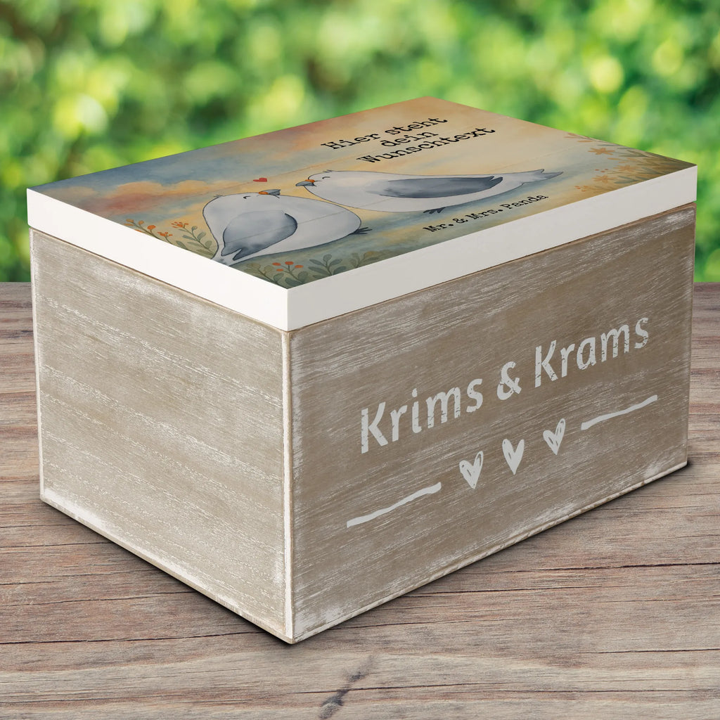 Personalisierte Holzkiste Turteltauben Liebe Design Aufbewahrungsbox Personalisiert, mit Namen, Schatulle Personalisiert, Schatzkiste Personalisiert, Dekokiste mit Namen, Holzkiste mit Namen, Dekokiste Personalisiert, Erinnerungsbox mit Namen, Truhe mit Namen, Aufbewahrungsbox mit Namen, Truhe Personalisiert, Erinnerungskiste Personalisiert, Holzkiste Personalisiert, Geschenkbox Personalisiert, Schatzkiste mit Namen, Erinnerungsbox Personalisiert, GEschenkdose Personalisiert, Kiste Personalisiert, Schatulle mit Namen, Kiste mit Namen, Freundin, Freund, Liebe, Liebesgeschenk, Jahrestag, Verlobung, Partner, Ehemann, Ehefrau, Heiraten, Heiratsantrag, Hocheitstag, Geschenk Freund, Geschenk Hochzeit, Tauben, Verliebt, Hochzeitstag, Verheiratet, Verlobt, Turteltäubchen, Turteltauben, Liebesbeweis, Geschenk Freundin