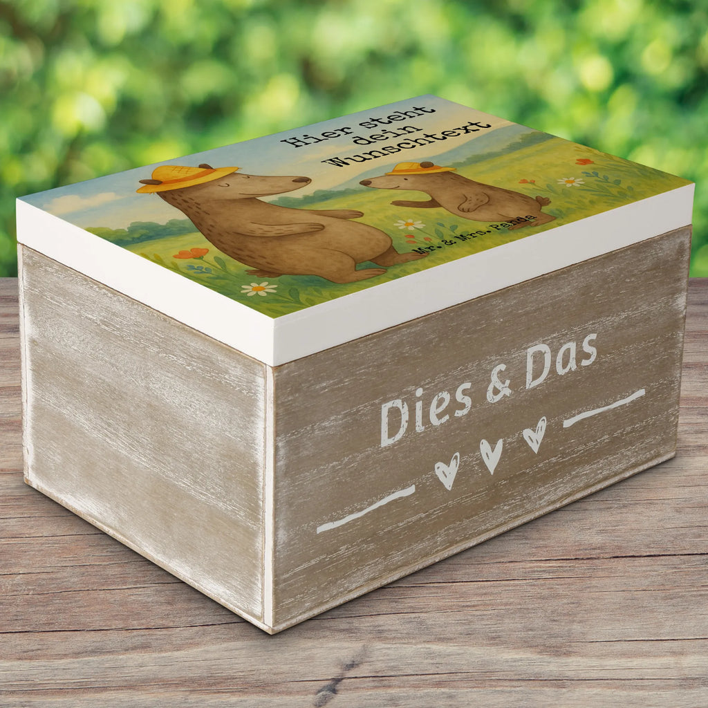 Personalisierte Holzkiste Bären mit Hut Design Dekokiste Personalisiert, Erinnerungskiste, Kiste mit Namen, Truhe mit Namen, Aufbewahrungsbox mit Namen, Schatulle Personalisiert, Schatzkiste Personalisiert, GEschenkdose personalisiert, Truhe Personalisiert, Holzkiste mit Namen, Dekokiste mit Namen, Erinnerungsbox Personalisiert, mit Namen, Erinnerungskiste Personalisiert, Schatulle mit Namen, Aufbewahrungsbox Personalisiert, Kiste Personalisiert, Schatzkiste mit Namen, Erinnerungsbox mit Namen, Holzkiste Personalisiert, Geschenkbox personalisiert, Familie, Vatertag, Muttertag, Bruder, Schwester, Mama, Papa, Oma, Opa, Vater-Sohn, Dad, Vater, Kind, Sohn, Vorbild, Bär, Paps, Söhne, Papi, Kinder, Lieblingsmensch, Bären, Daddy, Family