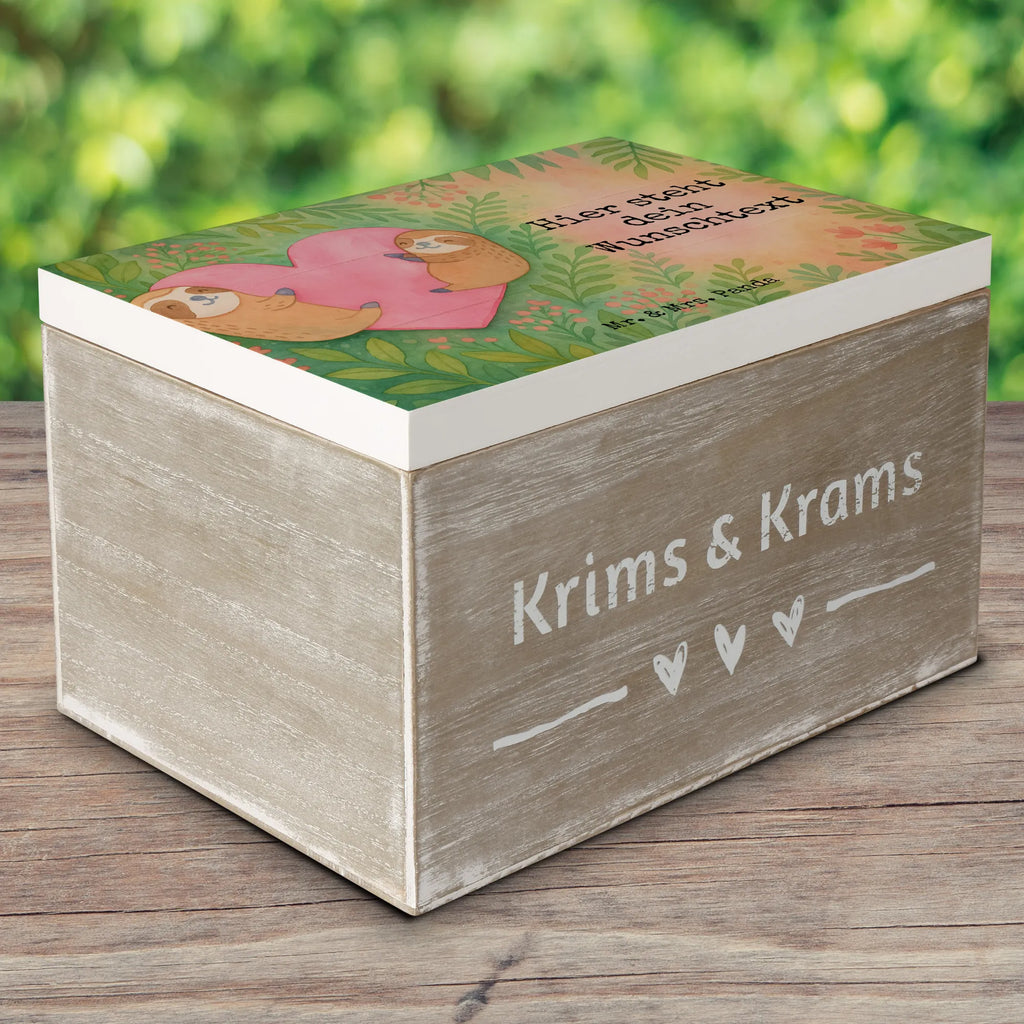 Personalisierte Holzkiste Faultiere Herz Design Holzkiste mit Namen, Aufbewahrungsbox mit Namen, Erinnerungskiste, Schatulle mit Namen, Schatzkiste Personalisiert, GEschenkdose personalisiert, Kiste mit Namen, Erinnerungsbox Personalisiert, Holzkiste Personalisiert, Dekokiste mit Namen, Schatulle Personalisiert, mit Namen, Truhe Personalisiert, Erinnerungsbox mit Namen, Truhe mit Namen, Schatzkiste mit Namen, Kiste Personalisiert, Erinnerungskiste Personalisiert, Aufbewahrungsbox Personalisiert, Dekokiste Personalisiert, Geschenkbox personalisiert, Liebe, Partner, Freund, Freundin, Ehemann, Ehefrau, Heiraten, Verlobung, Heiratsantrag, Liebesgeschenk, Jahrestag, Hocheitstag, Valentinstag, Hochzeitstag, Geschenk für Partner, Geschenk für Freundin, Geschenk für Frauen, Mitbringsel, für Ehemann, Liebesbeweis, für Männer