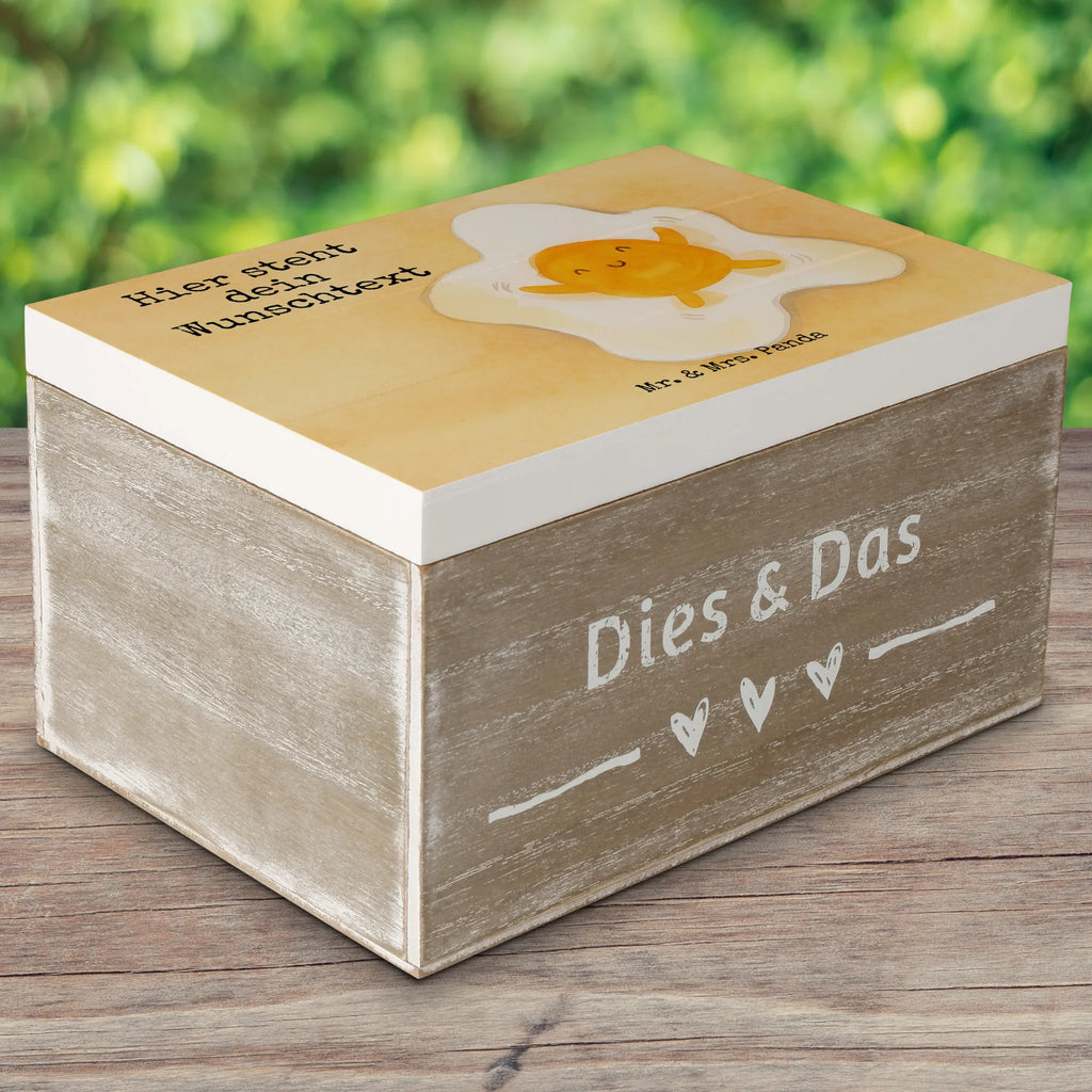Personalisierte Holzkiste Spiegelei Ei Design mit Namen, Schatulle mit Namen, Schatzkiste mit Namen, GEschenkdose personalisiert, Truhe mit Namen, Truhe Personalisiert, Dekokiste mit Namen, Kiste Personalisiert, Holzkiste mit Namen, Kiste mit Namen, Geschenkbox personalisiert, Holzkiste Personalisiert, Erinnerungskiste, Schatulle Personalisiert, Schatzkiste Personalisiert, Aufbewahrungsbox Personalisiert, Erinnerungsbox mit Namen, Aufbewahrungsbox mit Namen, Erinnerungsbox Personalisiert, Dekokiste Personalisiert, Erinnerungskiste Personalisiert, Tiermotive, Gute Laune, lustige Sprüche, Tiere, Ei, Tag, Spiegelei, Schön, Glücklich, Liebe