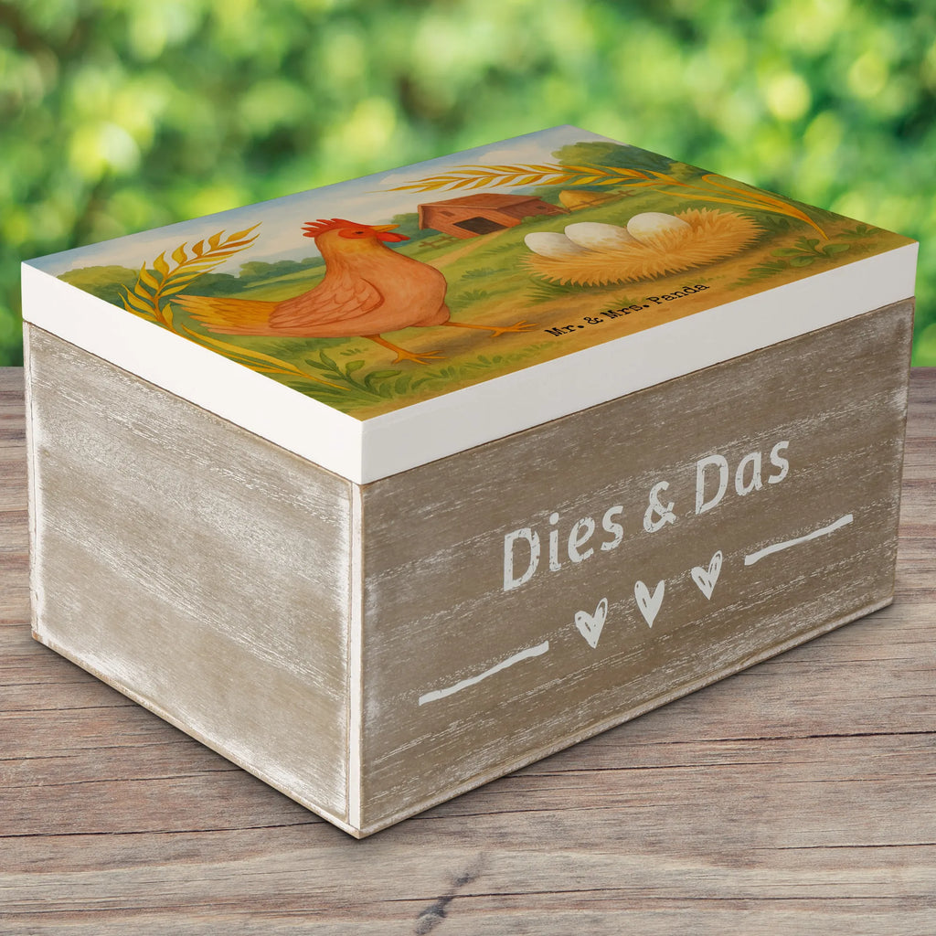 Holzkiste Huhn Stolz Design Geschenkbox, Schatulle, Schatzkiste, Holzkiste, Erinnerungsbox, Dekokiste, Truhe, Geschenkdose, XXL, Aufbewahrungsbox, Erinnerungskiste, Kiste, Bauernhof, Hoftiere, Landwirt, Landwirtin, Spruch, Hühner, Hahn, Landleben, Geburt, Eier, Schwangerschaft, Hof, Magie, Motivation, Henne