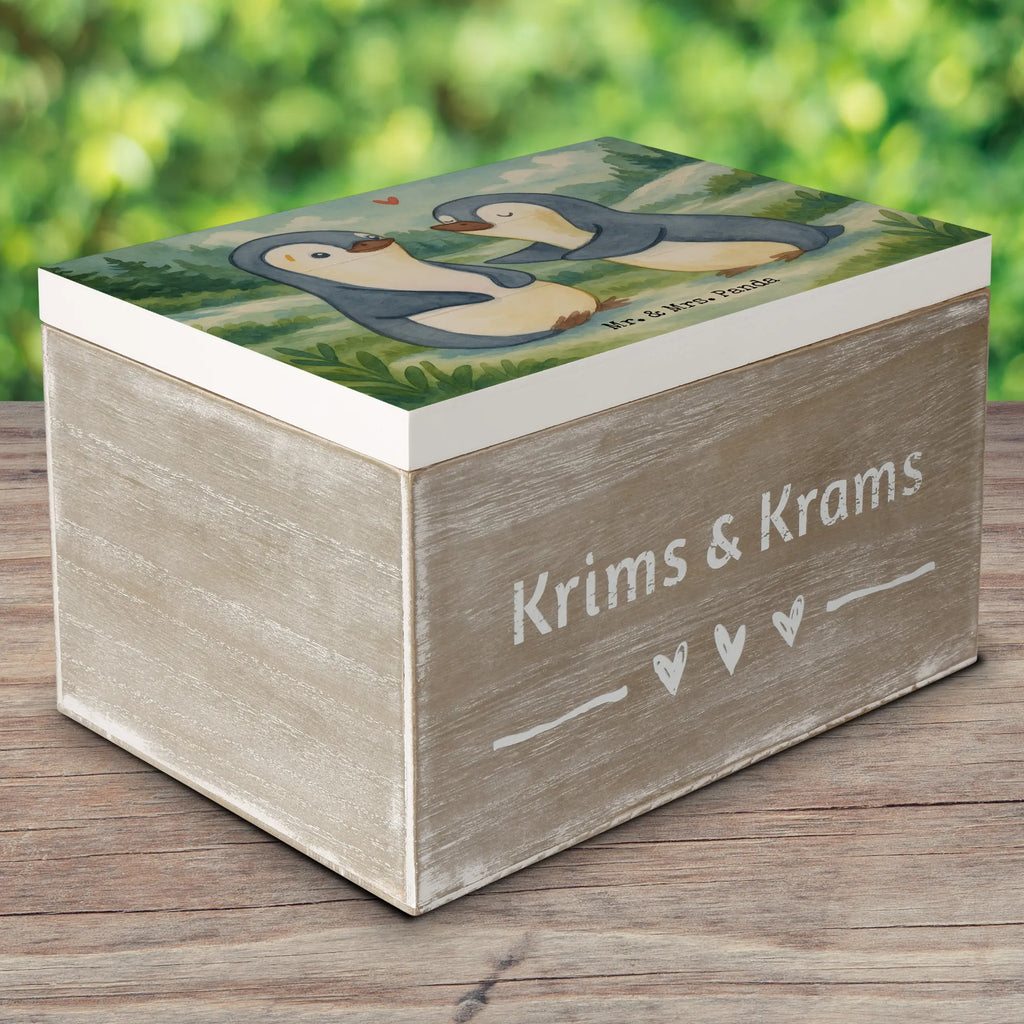 Holzkiste Pinguine trösten Design Geschenkbox, Schatulle, Schatzkiste, Holzkiste, Erinnerungskiste, Truhe, Aufbewahrungsbox, Geschenkdose, Kiste, XXL, Dekokiste, Erinnerungsbox, Liebe, Partner, Freund, Freundin, Ehemann, Ehefrau, Heiraten, Verlobung, Heiratsantrag, Liebesgeschenk, Jahrestag, Hocheitstag, für Männer, Hochzeitstag, Valentinstag, Geschenk für Partner, Liebesbeweis, für Ehemann, Geschenk für Frauen, Mitbringsel, Geschenk für Freundin