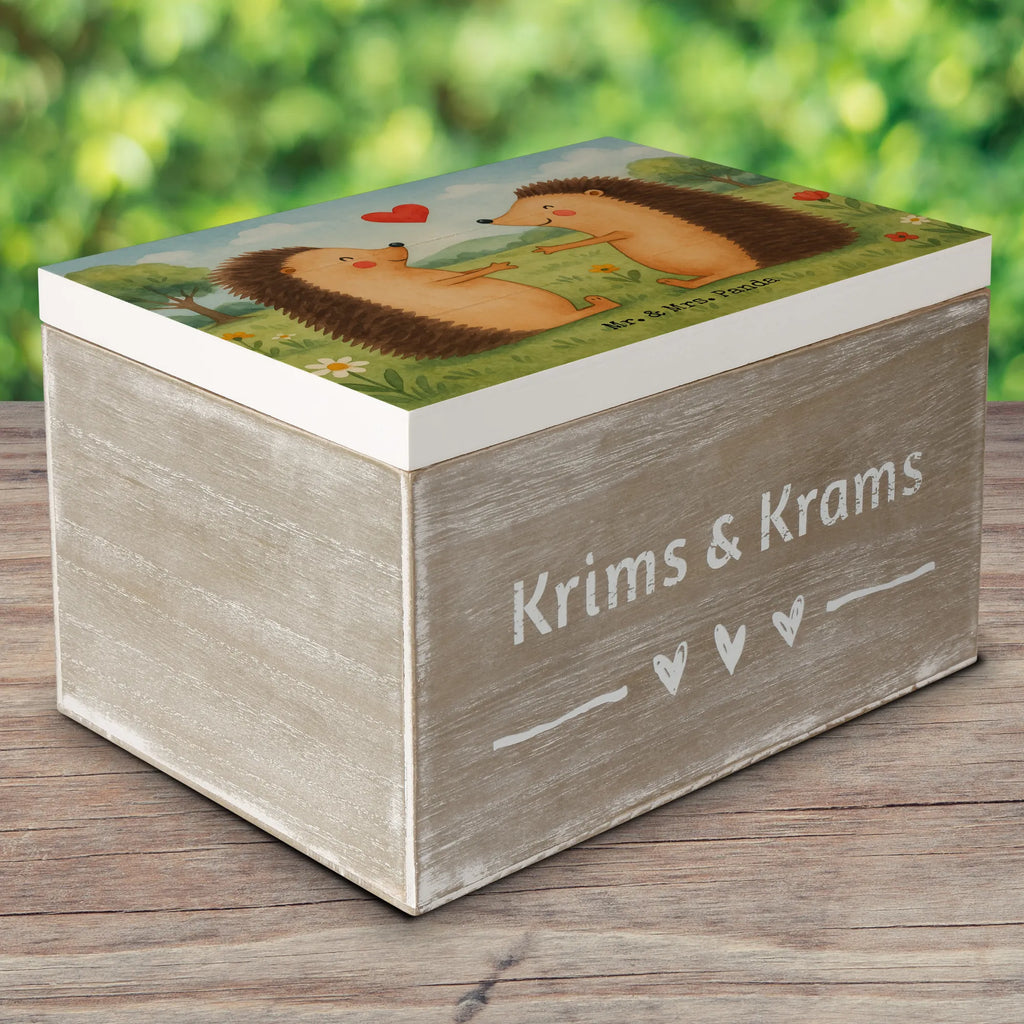 Holzkiste Igel Liebe Design Schatulle, Geschenkbox, Geschenkdose, Holzkiste, Erinnerungskiste, Kiste, Schatzkiste, Aufbewahrungsbox, Truhe, XXL, Dekokiste, Erinnerungsbox, Liebe, Partner, Freund, Freundin, Ehemann, Ehefrau, Heiraten, Verlobung, Heiratsantrag, Liebesgeschenk, Jahrestag, Hocheitstag, Hochzeit, Verheiratet, Hochzeitstag, Verliebt, Igel, Verlobt, Geschenk, Liebesbeweis