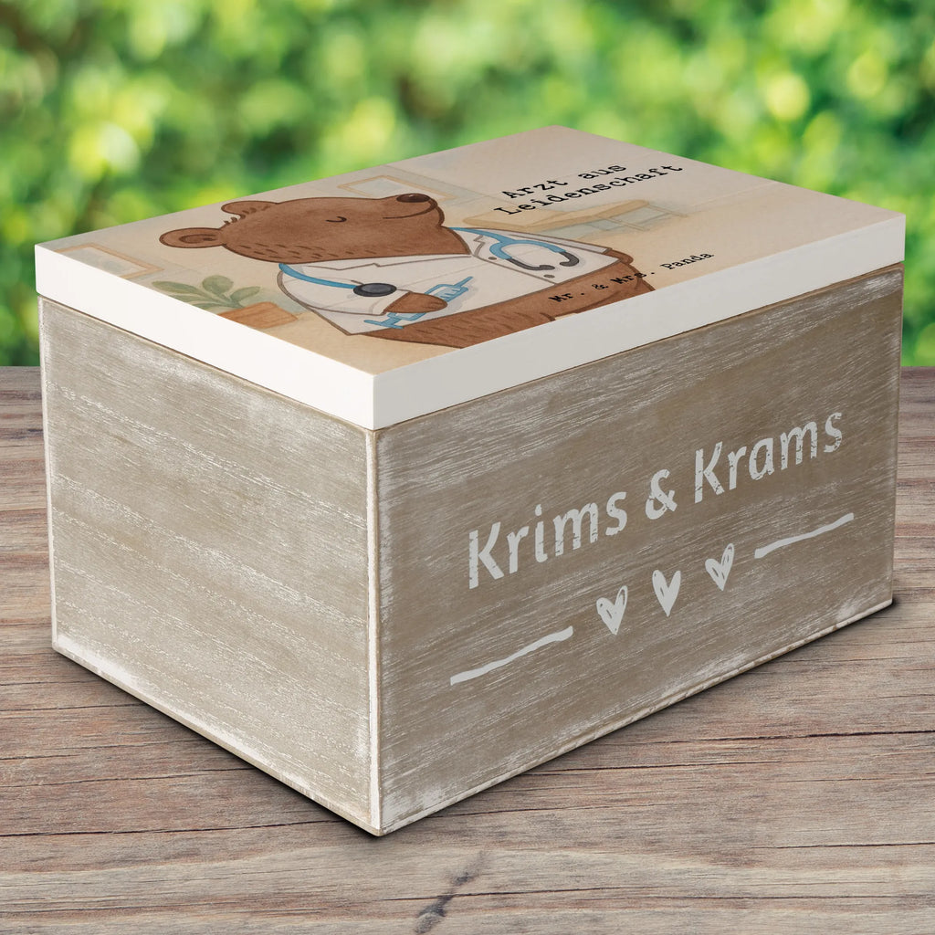 Holzkiste Arzt Leidenschaft Design Geschenkdose, Holzkiste, Truhe, XXL, Aufbewahrungsbox, Schatzkiste, Geschenkbox, Erinnerungsbox, Kiste, Schatulle, Erinnerungskiste, Dekokiste, Beruf, Ausbildung, Jubiläum, Abschied, Rente, Kollege, Kollegin, Geschenk, Schenken, Arbeitskollege, Mitarbeiter, Firma, Danke, Dankeschön, Hausarzt, Arztpraxis, Doktor, Arzt, Mediziner, Medizinstudium, Doktortitel