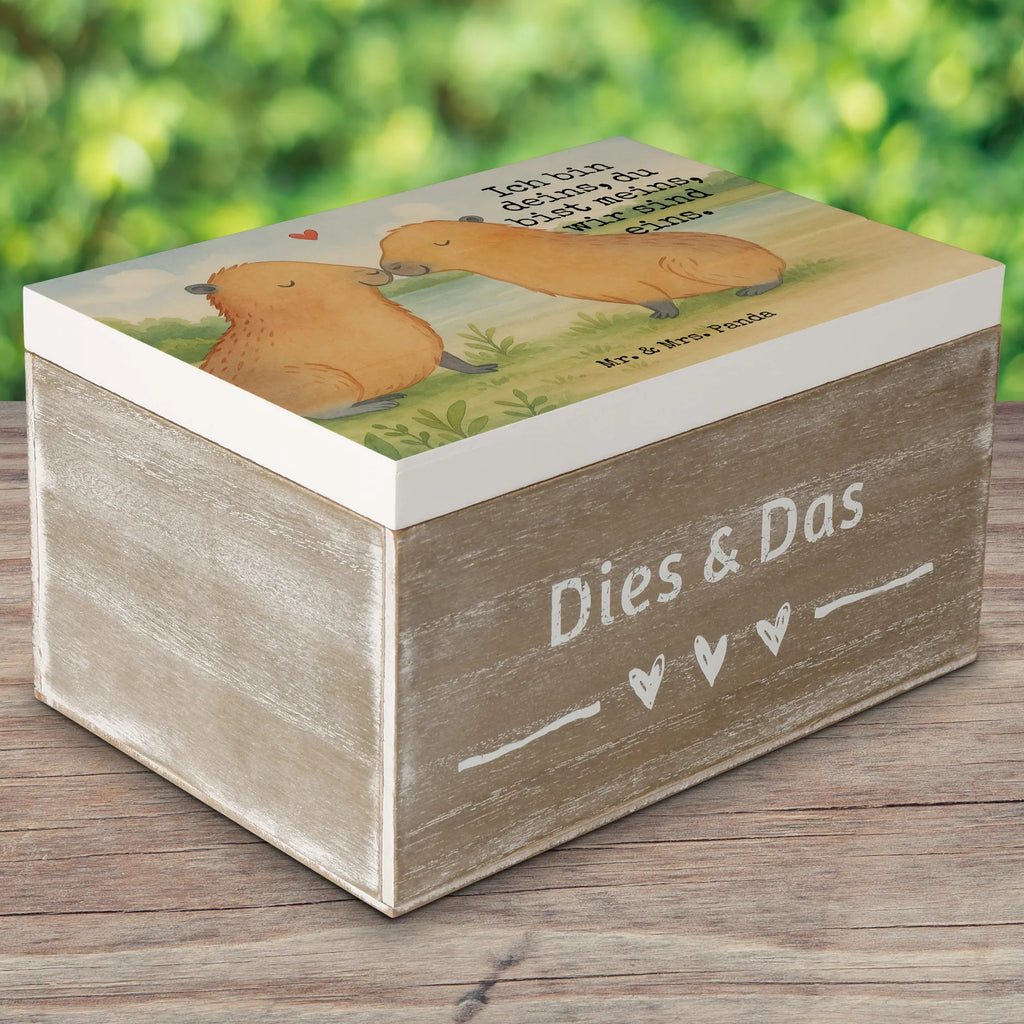 Holzkiste Capybara Liebe Design Erinnerungsbox, Truhe, Schatulle, Schatzkiste, Geschenkbox, Aufbewahrungsbox, Geschenkdose, Holzkiste, Dekokiste, Erinnerungskiste, XXL, Kiste, Tiermotive, Gute Laune, lustige Sprüche, Tiere, Ich bin deins, Kuschel Capybaras, Verschmolzen, Valentinstag, Geschenkidee, Beziehung, Tierliebe, Ehejubiläum, Jahrestag, Liebe, Paar, Romantisches Geschenk, Du bist meins, Herzlich, Liebesbeweis, Capybara, Liebesspruch, Partnertiere, Handgezeichnet, verliebt