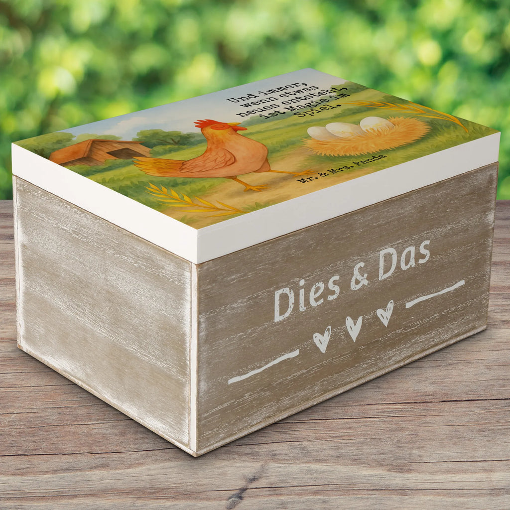 Holzkiste Huhn Stolz Design Geschenkbox, Schatulle, Schatzkiste, Holzkiste, Erinnerungsbox, Dekokiste, Truhe, Geschenkdose, XXL, Aufbewahrungsbox, Erinnerungskiste, Kiste, Bauernhof, Hoftiere, Landwirt, Landwirtin, Spruch, Hühner, Hahn, Landleben, Geburt, Eier, Schwangerschaft, Hof, Magie, Motivation, Henne