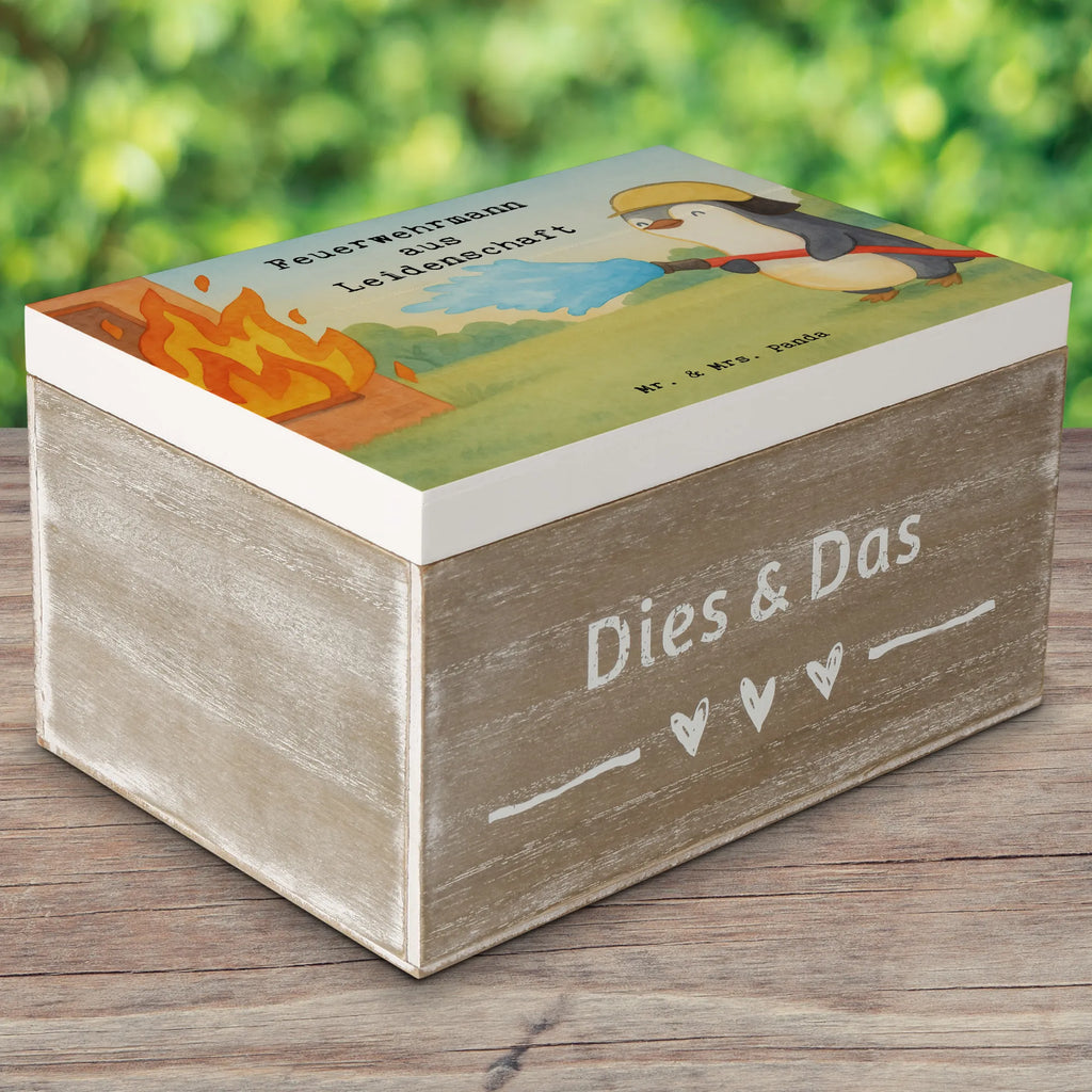 Holzkiste Feuerwehrmann Leidenschaft Design XXL, Kiste, Holzkiste, Schatzkiste, Geschenkdose, Dekokiste, Erinnerungsbox, Geschenkbox, Schatulle, Erinnerungskiste, Aufbewahrungsbox, Truhe, Beruf, Ausbildung, Jubiläum, Abschied, Rente, Kollege, Kollegin, Geschenk, Schenken, Arbeitskollege, Mitarbeiter, Firma, Danke, Dankeschön, Feuerwehrmann, Brandschutz, Feuerwehr, freiwillige Feuerwehr, Feuerwehrhauptmann