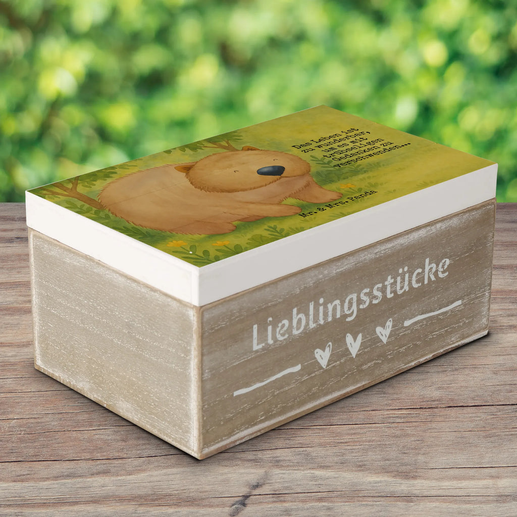 Skrzynia drewniana Wombat Design Aufbewahrungsbox, Truhe, Dekokiste, Erinnerungsbox, Erinnerungskiste, Geschenkbox, Kiste, Schatulle, Schatzkiste, Holzkiste, XXL, Geschenkdose, Tiermotive, Gute Laune, lustige Sprüche, Tiere, Australien, Das Leben ist schön, Spruch, Wombat, Motivation