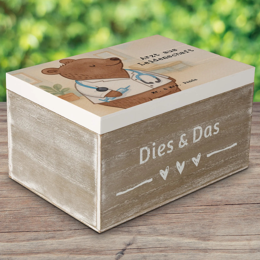 Holzkiste Arzt Leidenschaft Design Geschenkdose, Holzkiste, Truhe, XXL, Aufbewahrungsbox, Schatzkiste, Geschenkbox, Erinnerungsbox, Kiste, Schatulle, Erinnerungskiste, Dekokiste, Beruf, Ausbildung, Jubiläum, Abschied, Rente, Kollege, Kollegin, Geschenk, Schenken, Arbeitskollege, Mitarbeiter, Firma, Danke, Dankeschön, Hausarzt, Arztpraxis, Doktor, Arzt, Mediziner, Medizinstudium, Doktortitel