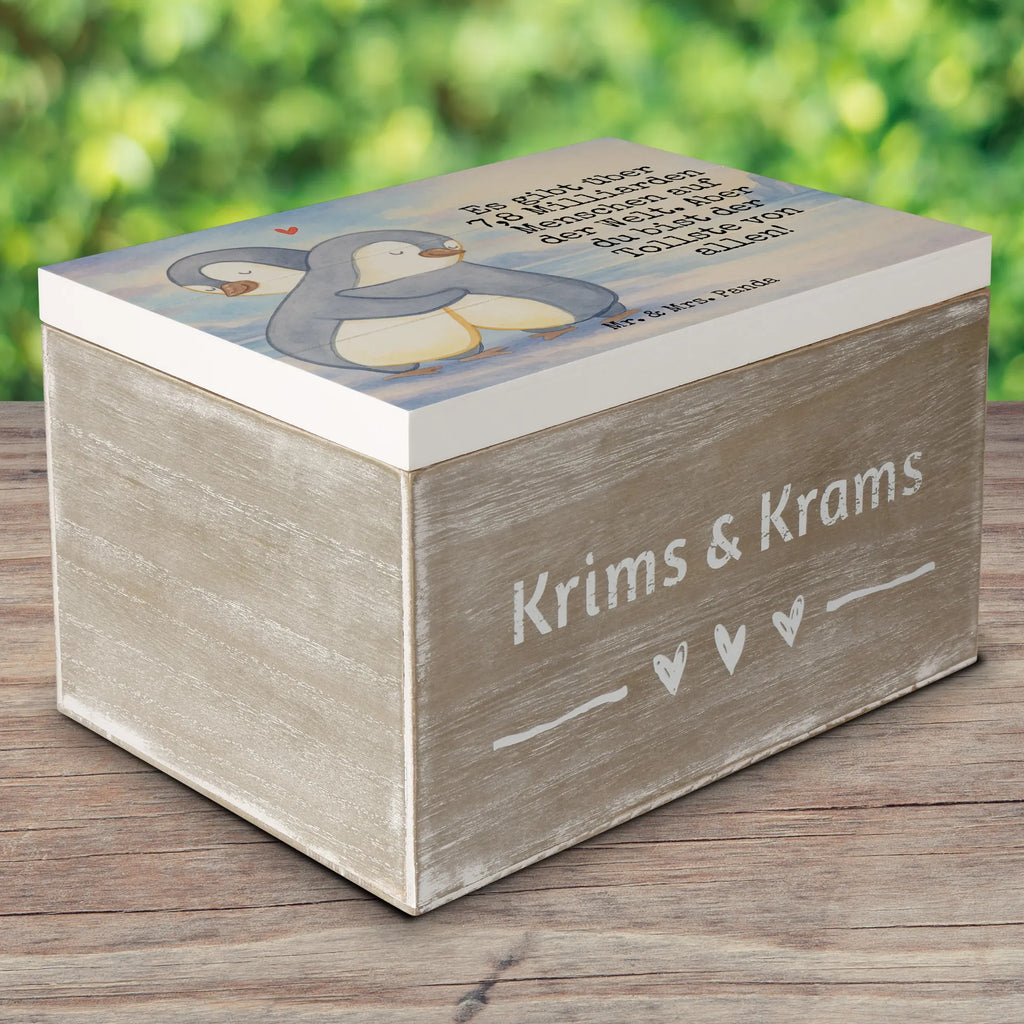 Wooden chest penguins Cuddle Design Truhe, Geschenkdose, Aufbewahrungsbox, XXL, Erinnerungsbox, Erinnerungskiste, Schatzkiste, Geschenkbox, Kiste, Holzkiste, Schatulle, Dekokiste, Liebe, Partner, Freund, Freundin, Ehemann, Ehefrau, Heiraten, Verlobung, Heiratsantrag, Liebesgeschenk, Jahrestag, Hocheitstag, für Ehemann, Liebesbeweis, Mitbringsel, Geschenk für Freundin, Geschenk für Partner, für Männer, Geschenk für Frauen, Valentinstag, Hochzeitstag