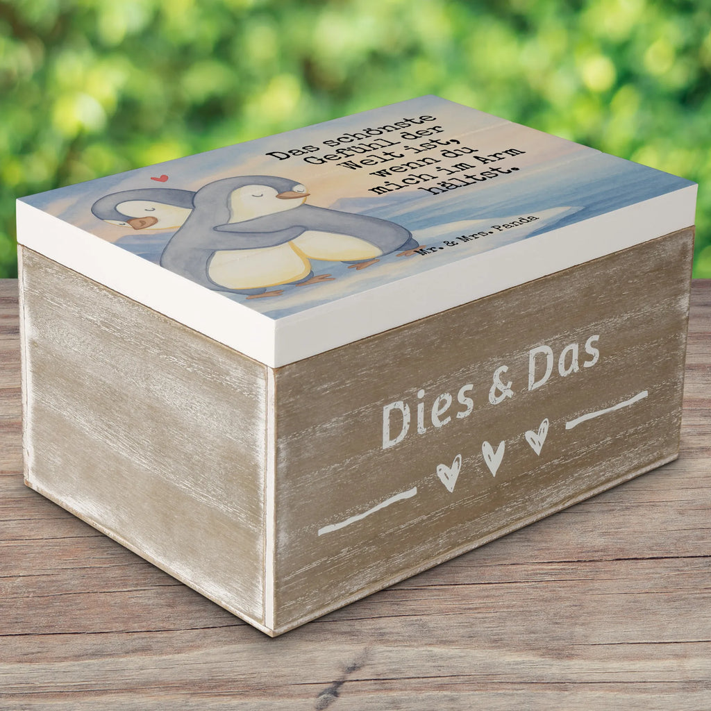 Skrzynia drewniana Pingwiny przytulanie Design Kiste, Schatulle, Erinnerungsbox, Schatzkiste, Geschenkdose, Geschenkbox, Truhe, Aufbewahrungsbox, Erinnerungskiste, XXL, Dekokiste, Holzkiste, Liebe, Partner, Freund, Freundin, Ehemann, Ehefrau, Heiraten, Verlobung, Heiratsantrag, Liebesgeschenk, Jahrestag, Hocheitstag, Geschenk für Frauen, Hochzeitstag, Geschenk für Freundin, für Ehemann, für Männer, Liebesbeweis, Geschenk für Partner, Mitbringsel, Valentinstag