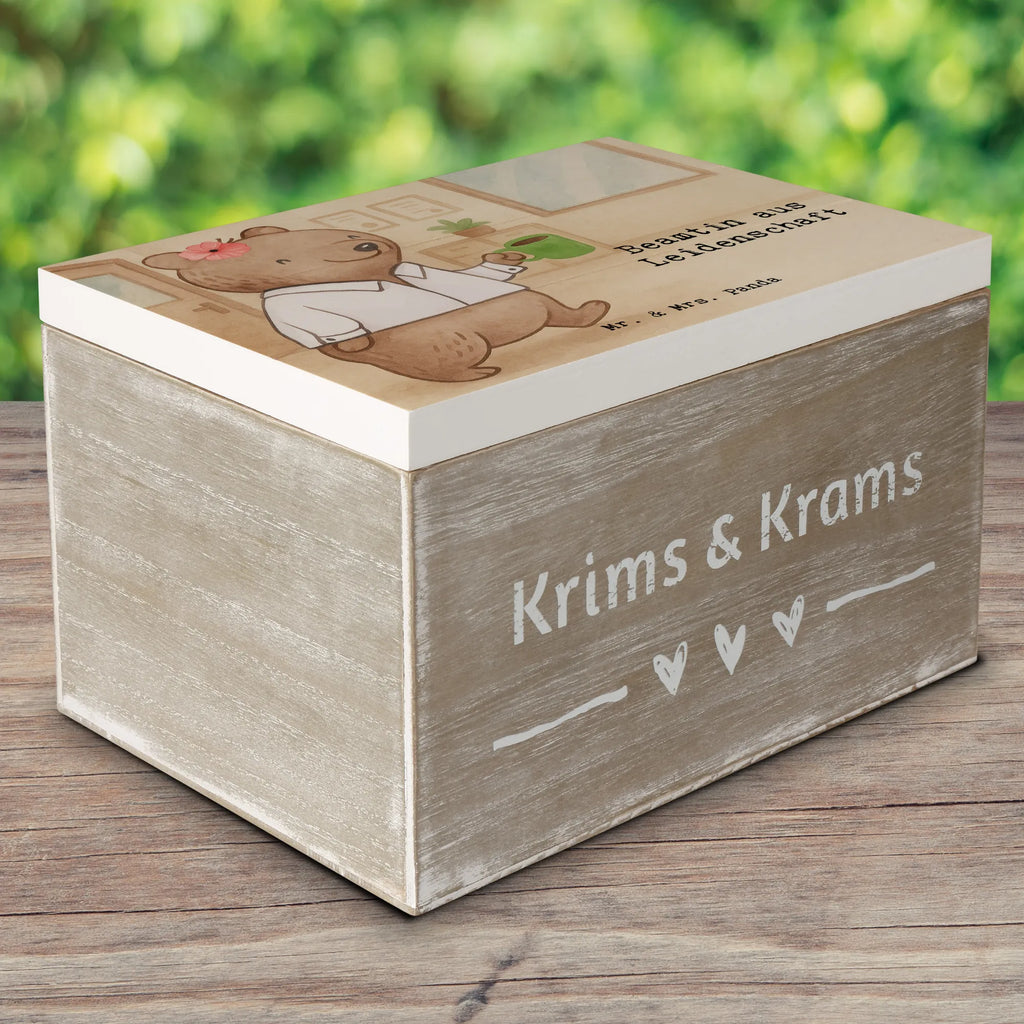 Holzkiste Beamtin Leidenschaft Design Aufbewahrungsbox, Erinnerungskiste, Truhe, Geschenkdose, Schatulle, Dekokiste, Holzkiste, XXL, Geschenkbox, Schatzkiste, Kiste, Erinnerungsbox, Beruf, Ausbildung, Jubiläum, Abschied, Rente, Kollege, Kollegin, Geschenk, Schenken, Arbeitskollege, Mitarbeiter, Firma, Danke, Dankeschön, öffentlicher Dienst, Beamtentum, Amt, Verbeamtung, Beamte, Studium