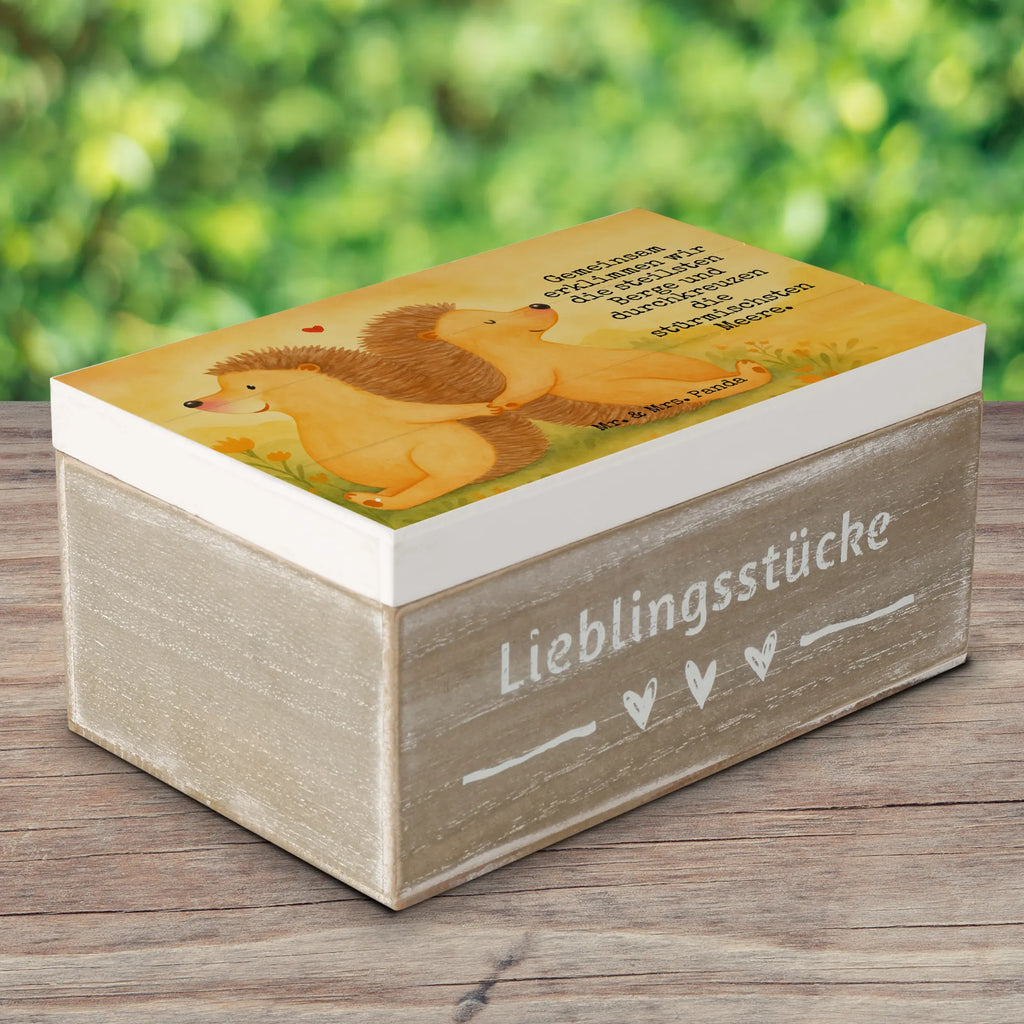 Holzkiste Igel händchenhaltend Design Schatzkiste, Geschenkdose, Geschenkbox, Schatulle, Aufbewahrungsbox, Dekokiste, XXL, Truhe, Kiste, Erinnerungskiste, Holzkiste, Erinnerungsbox, Liebe, Partner, Freund, Freundin, Ehemann, Ehefrau, Heiraten, Verlobung, Heiratsantrag, Liebesgeschenk, Jahrestag, Hocheitstag, Love, Liebesbeweis, Igel, Lieblingsmensch, Gemeinsamkeit, Liebesbotschaft, Hand in Hand, große Liebe, Geschenk für zwei, Hochzeit, Igelliebe
